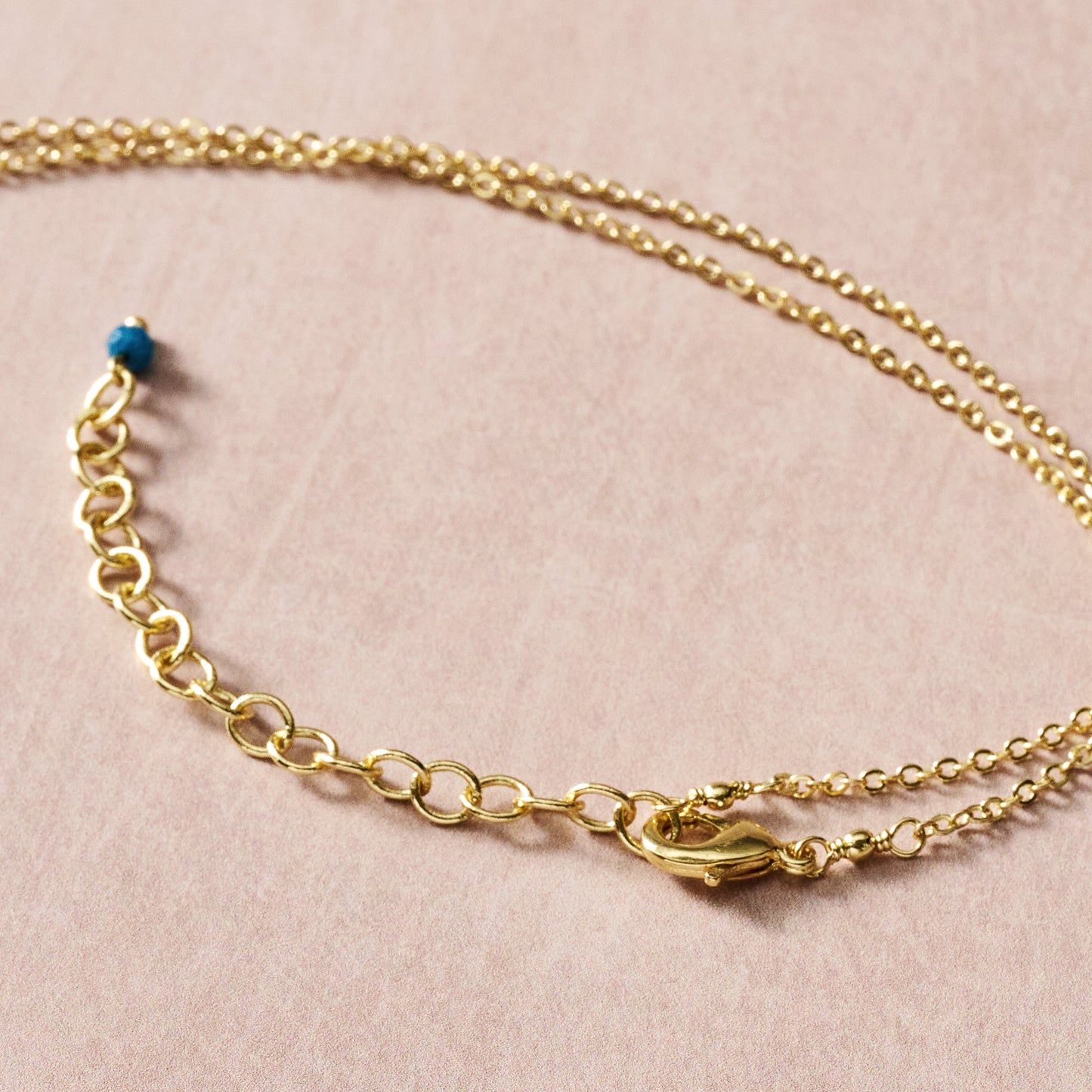 Necklace coil pendant brass/jute/glass 25L br/blue