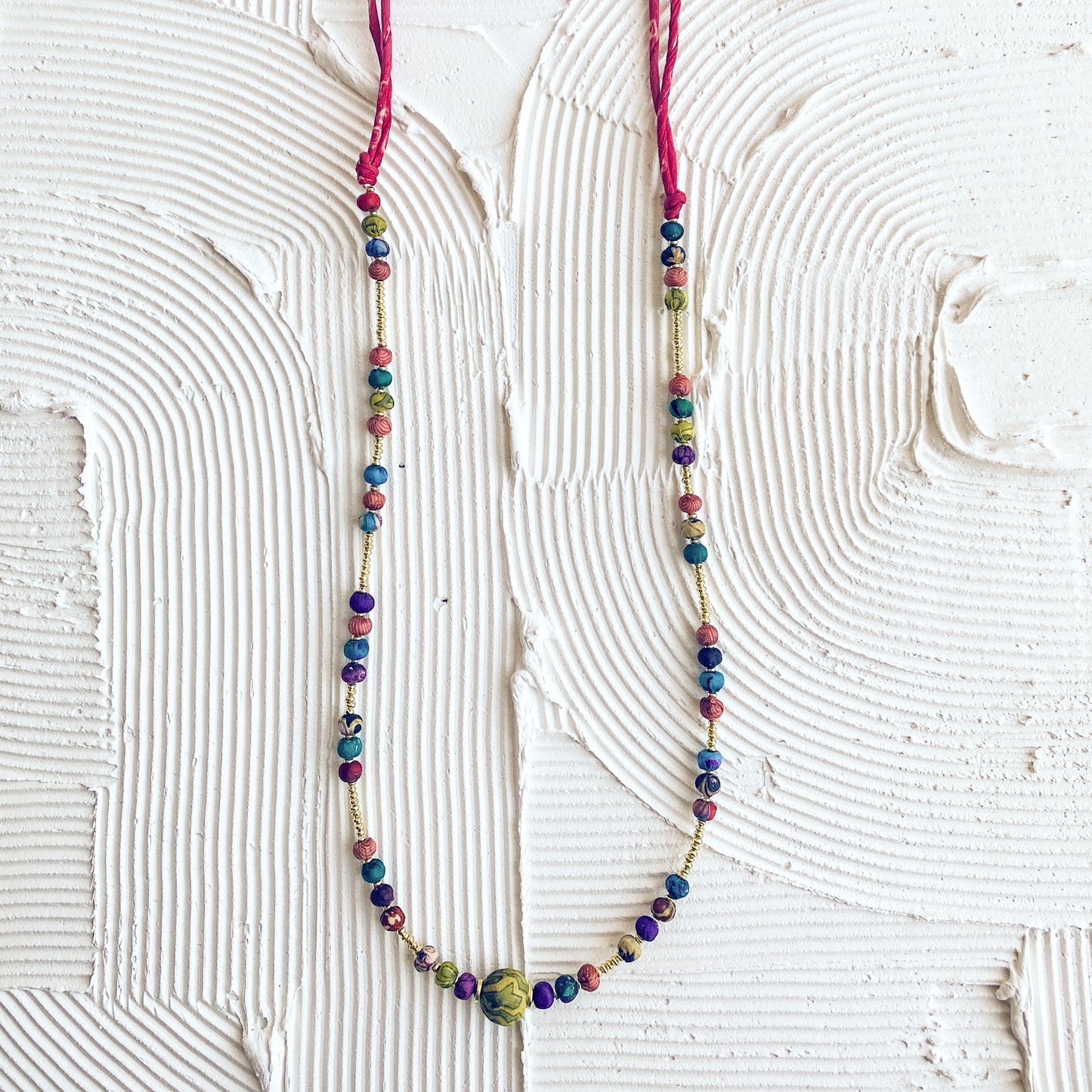 Necklace bead recyc sari/brss 30L adj brss/rd/blu