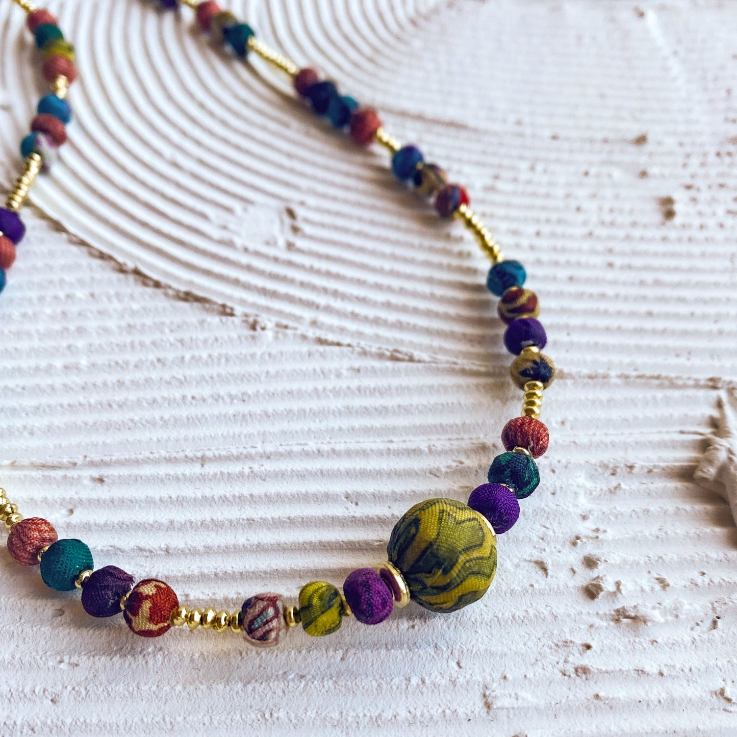 Necklace bead recyc sari/brss 30L adj brss/rd/blu