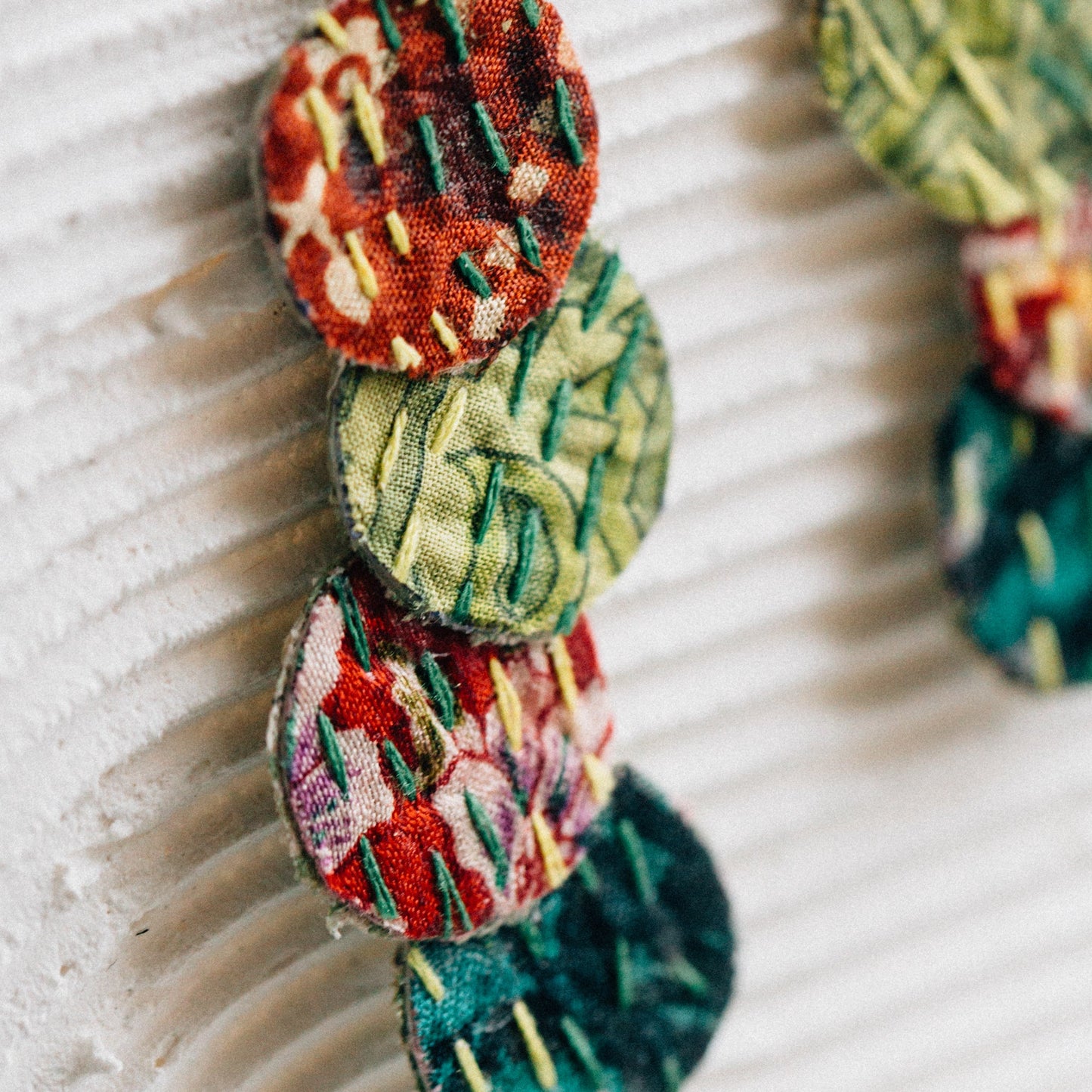 Earrings dangle circle kantha/brss 2.5L brss/multi