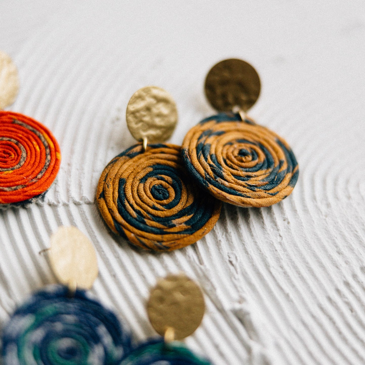 Earrings dangle post swirl sari/brss 1.5D br/multi