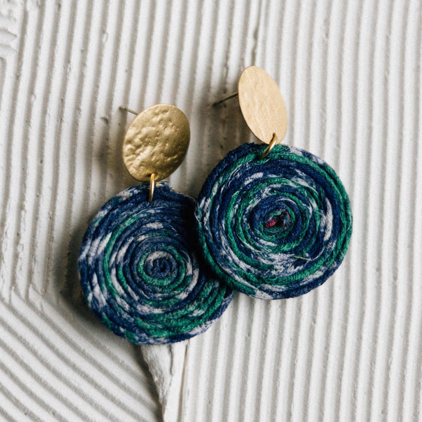 Earrings dangle post swirl sari/brss 1.5D br/multi