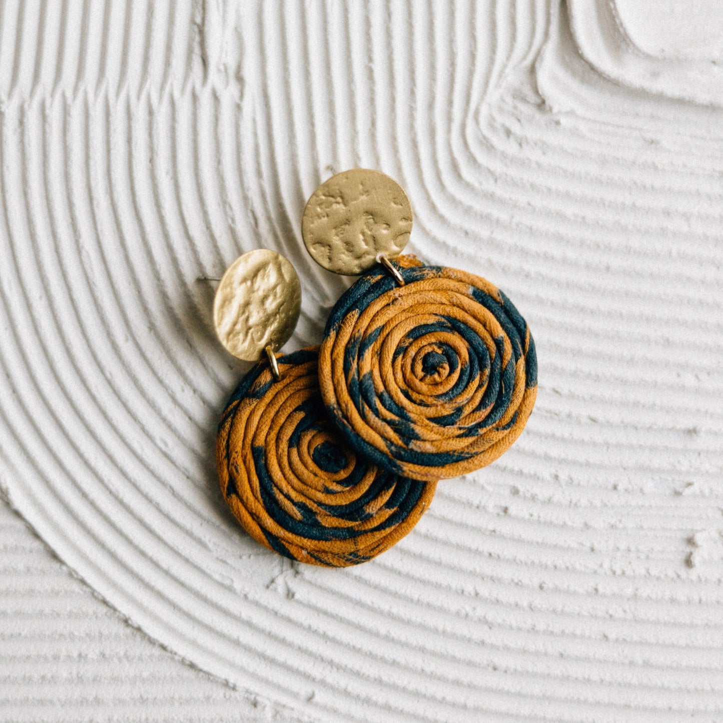 Earrings dangle post swirl sari/brss 1.5D br/multi
