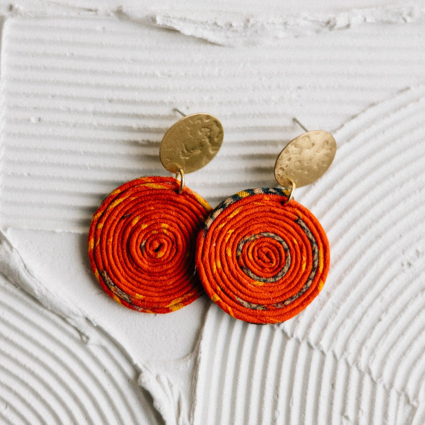 Earrings dangle post swirl sari/brss 1.5D br/multi
