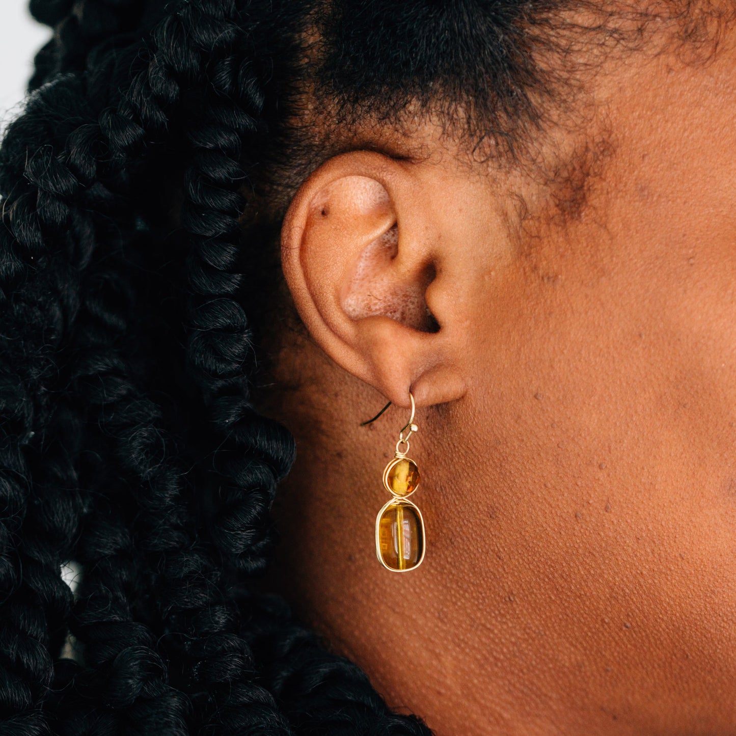 Earrings dangle oval brss/glss 1.5L brss/yel