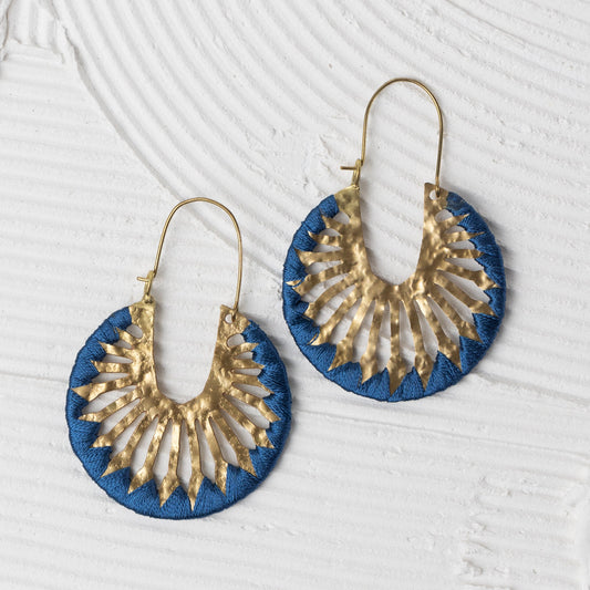 Earrings sunburst rnd brss/thread 2L brass/blu