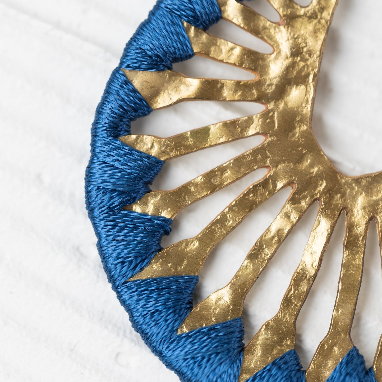 Earrings sunburst rnd brss/thread 2L brass/blu