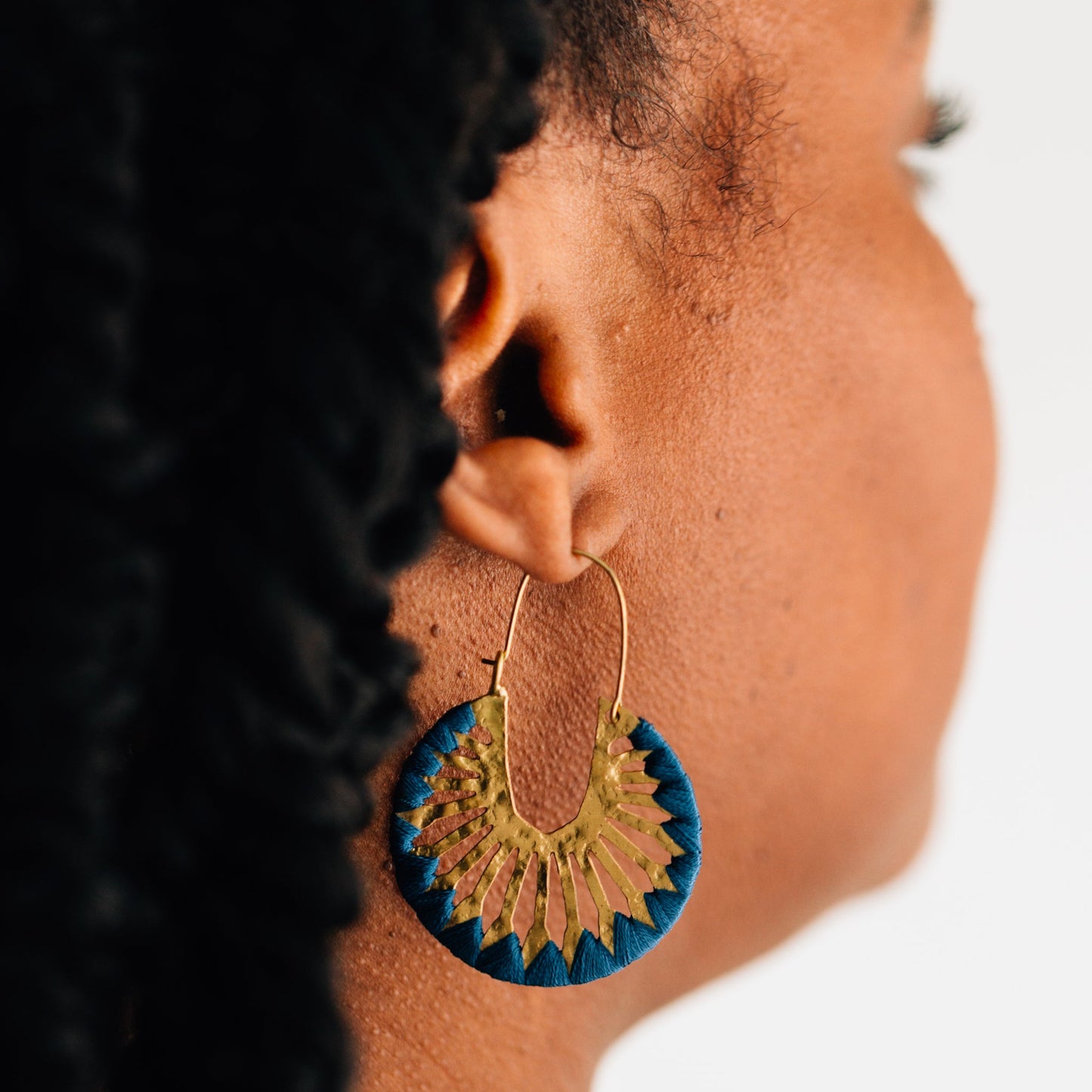 Earrings sunburst rnd brss/thread 2L brass/blu