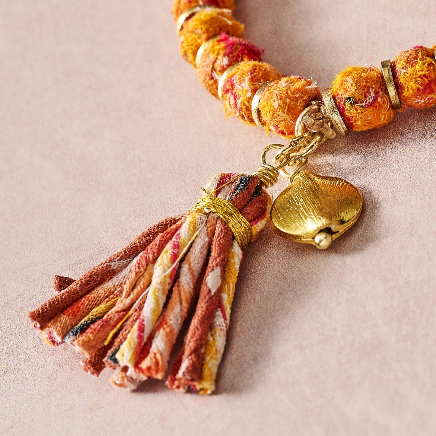 Bracelet beaded w/tassel sari/brss 2.5D orng/brss