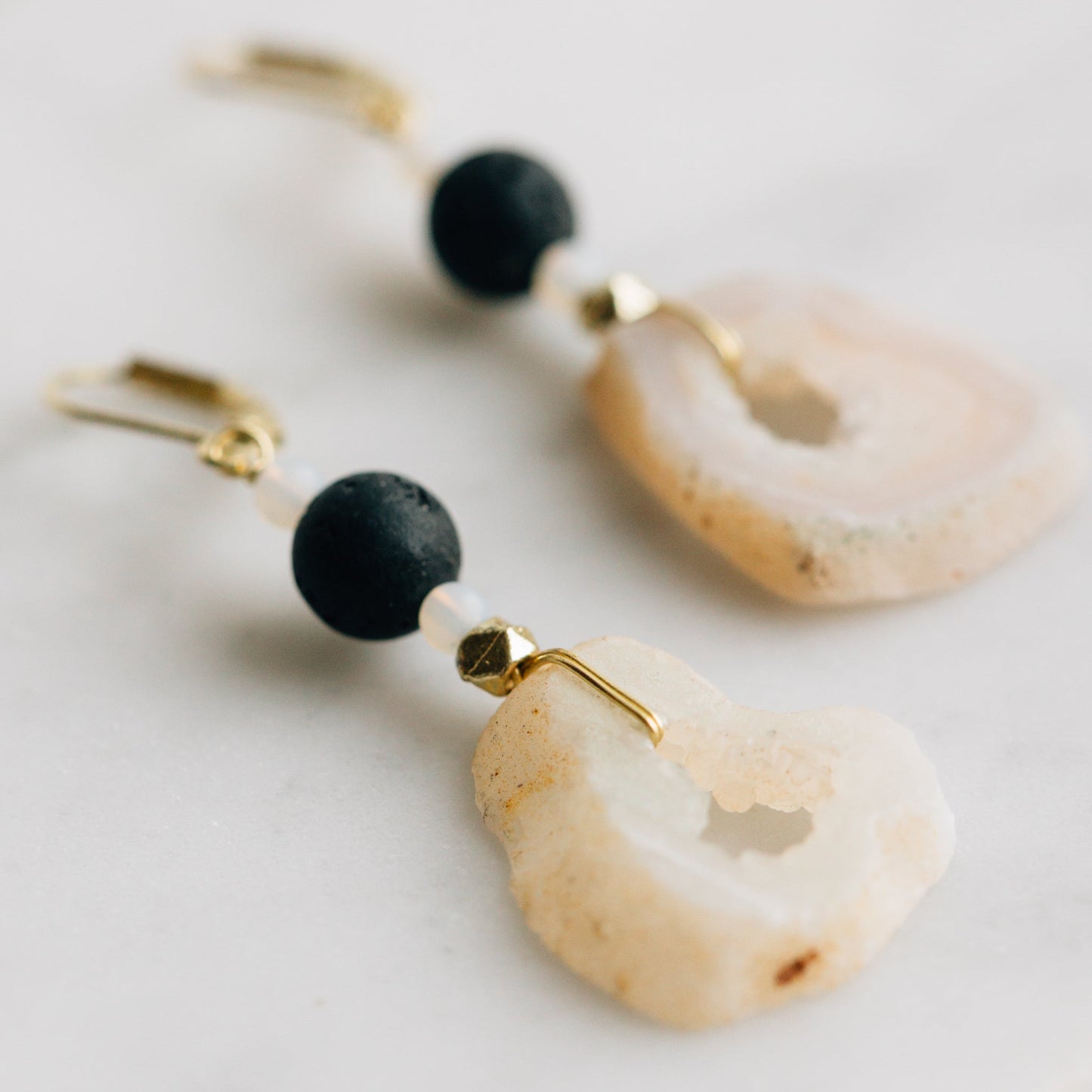 Earrings dangle druzy stone/brss 2.5L ivory/gray