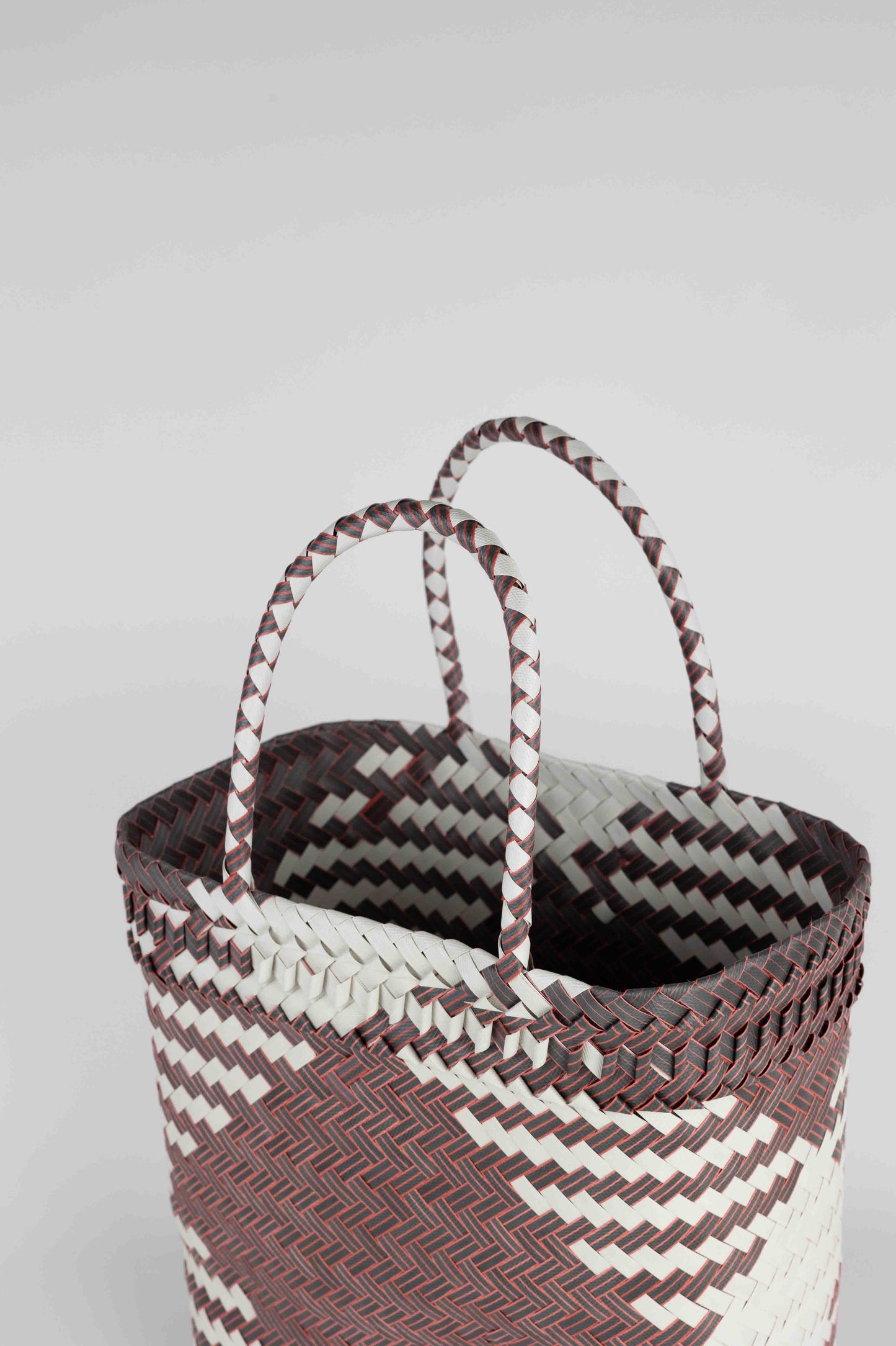 Bag tote dmnd recyc plastic straps 11Wx13H rd/wht