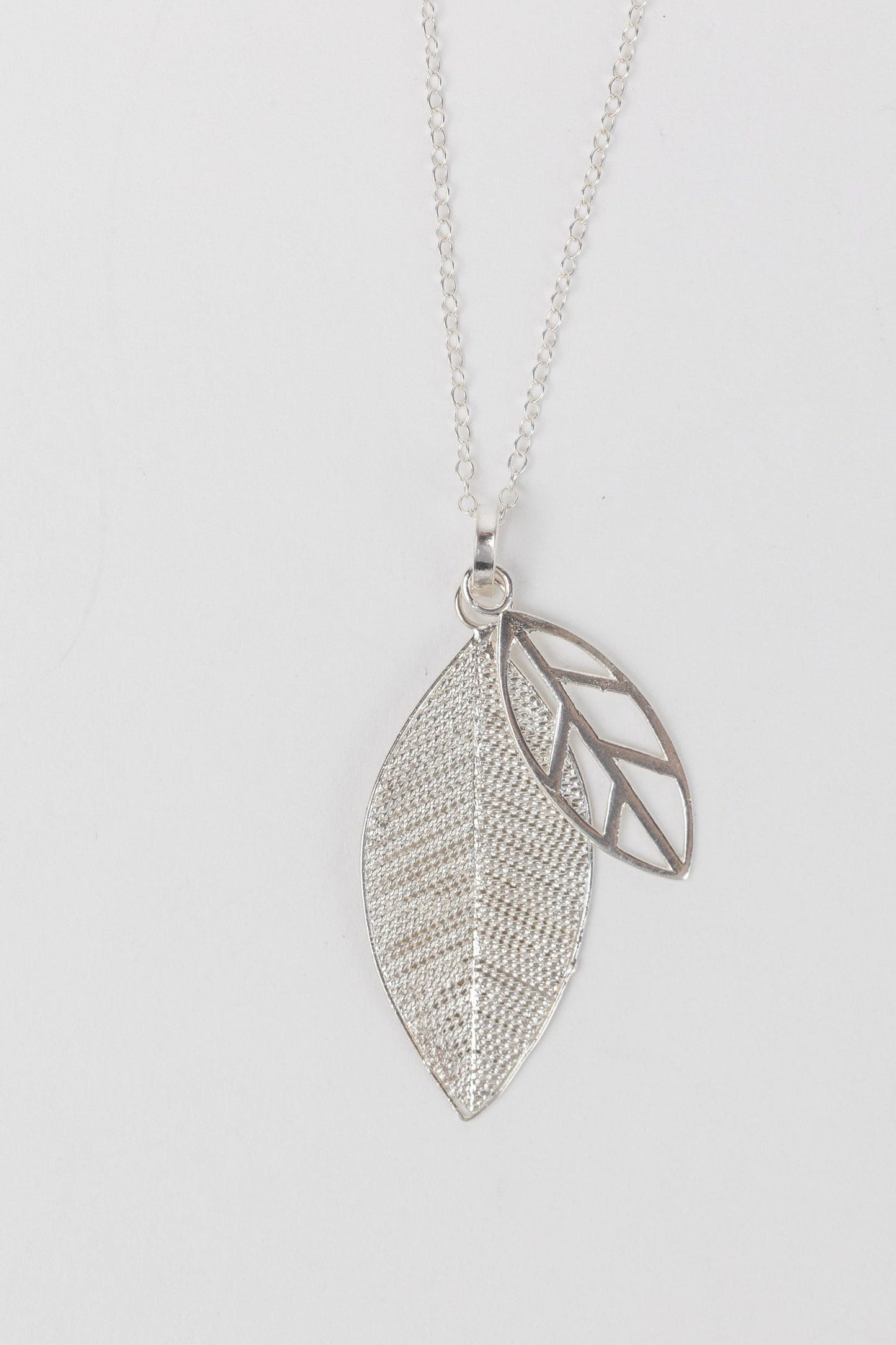 Necklace layered leaves filigree strlg 19L silv