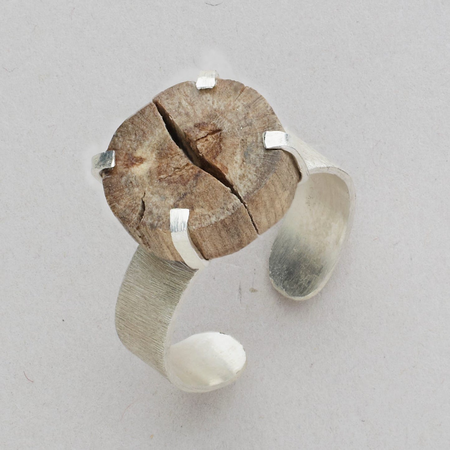 Ring cuff wd/strlg .5D silv/tan