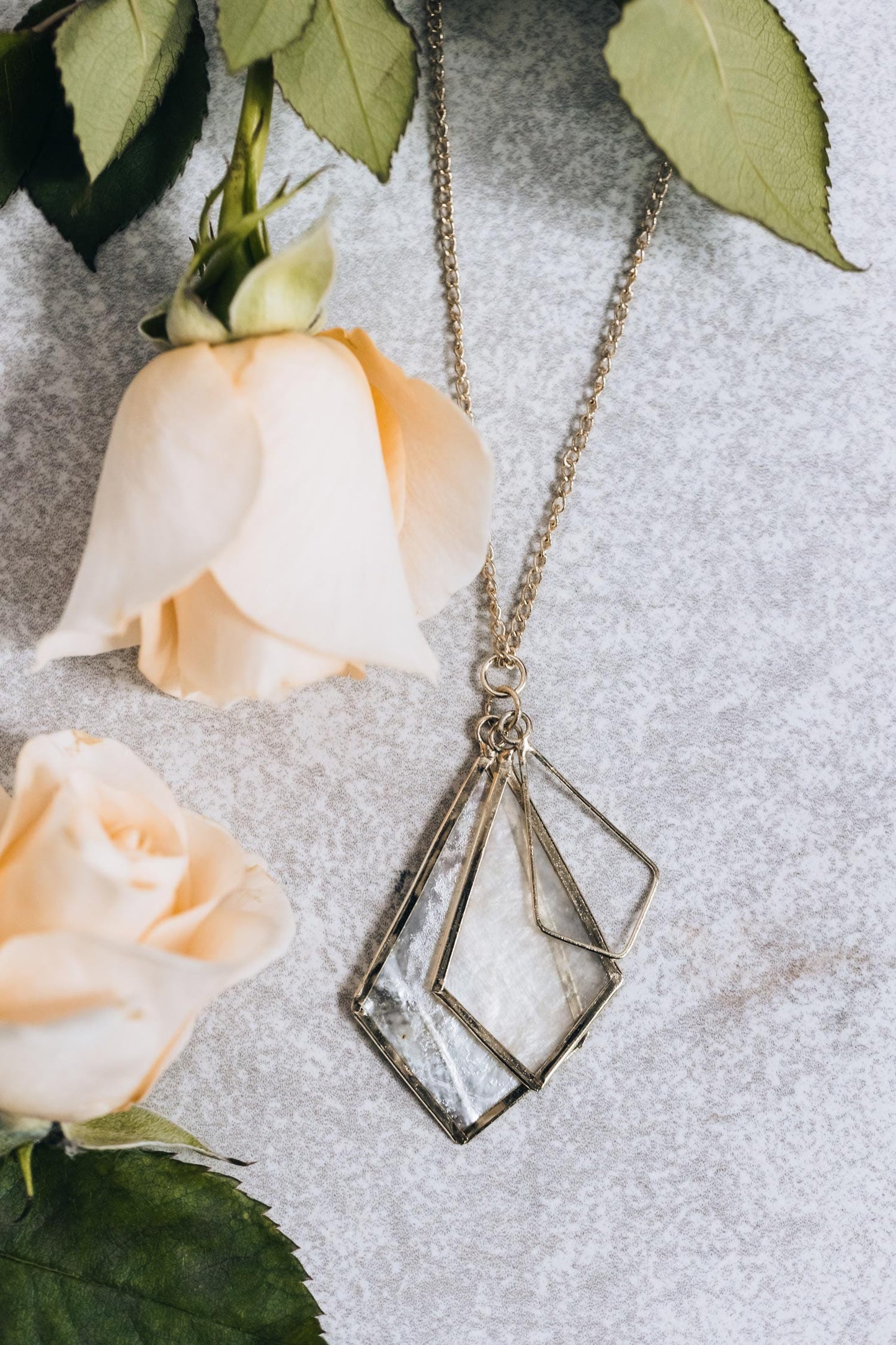 Necklace layered diamonds capiz/metal 28L crm/gld