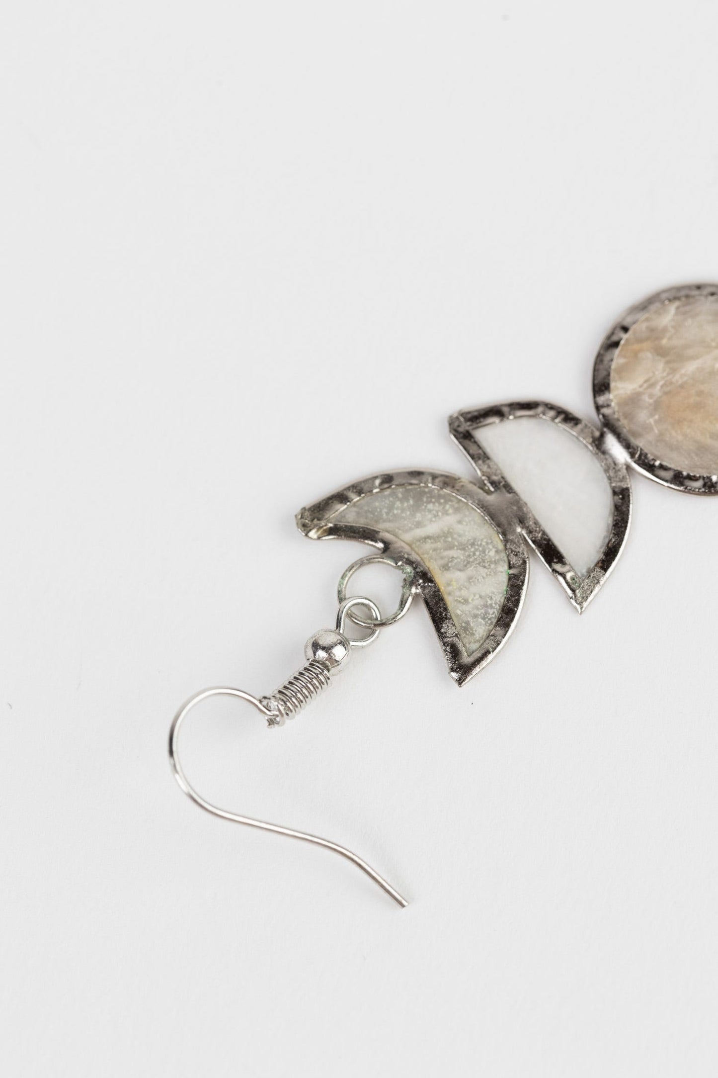 Earring moon phases capiz/metal 2.75L nat/silv