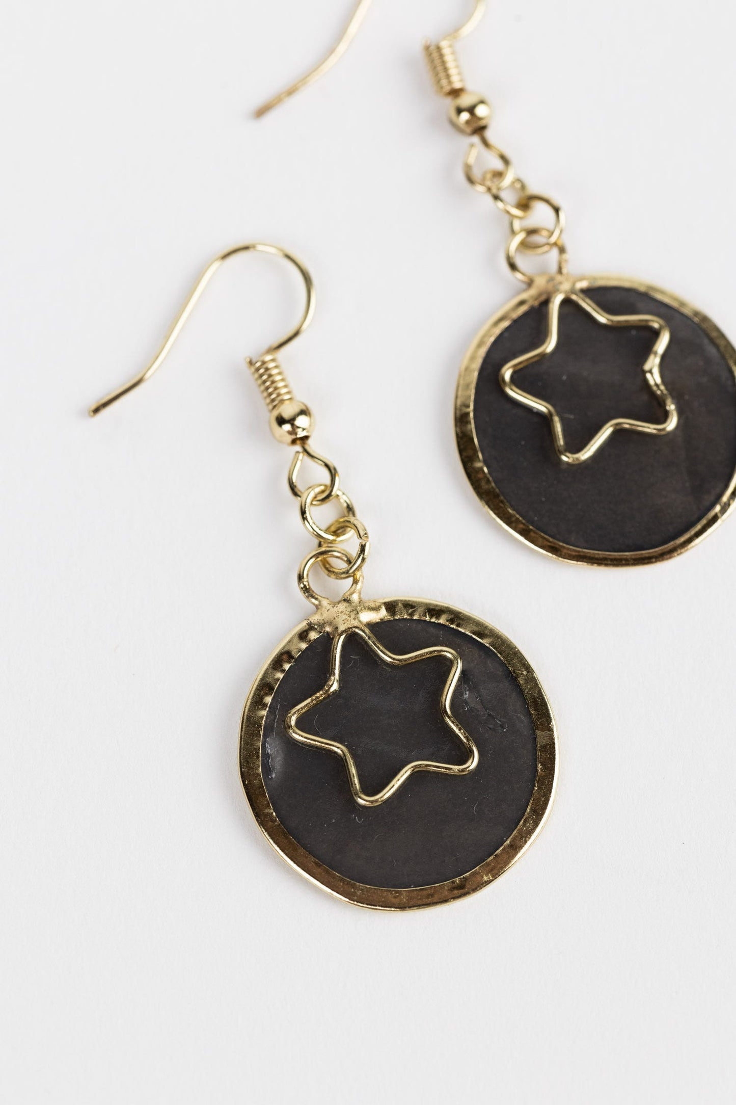 Earrings star in circle capiz/metal 1.75L gray/gld