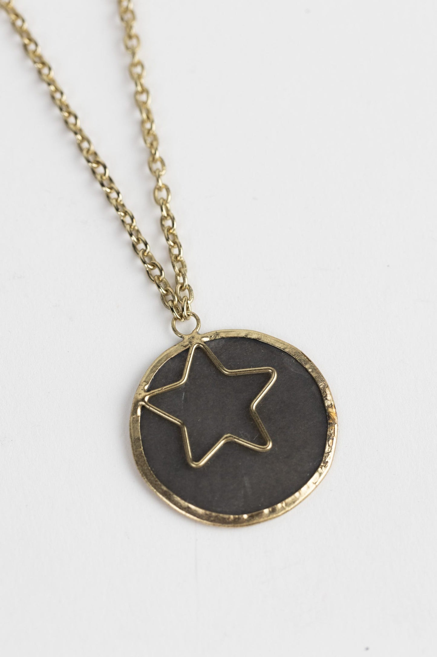 Necklace star in circle capiz/metal 19L gray/gold