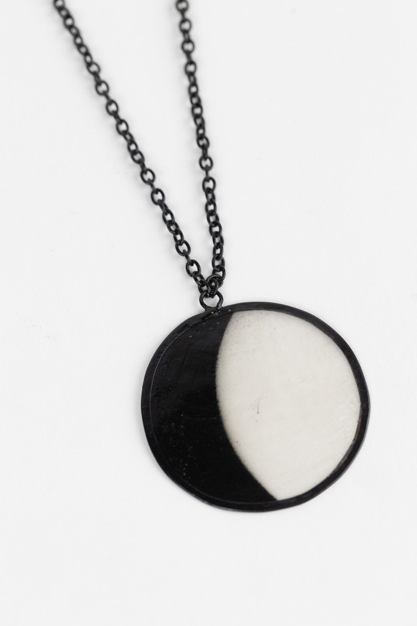 Necklace waxing moon capiz/metal 18L nat/blk