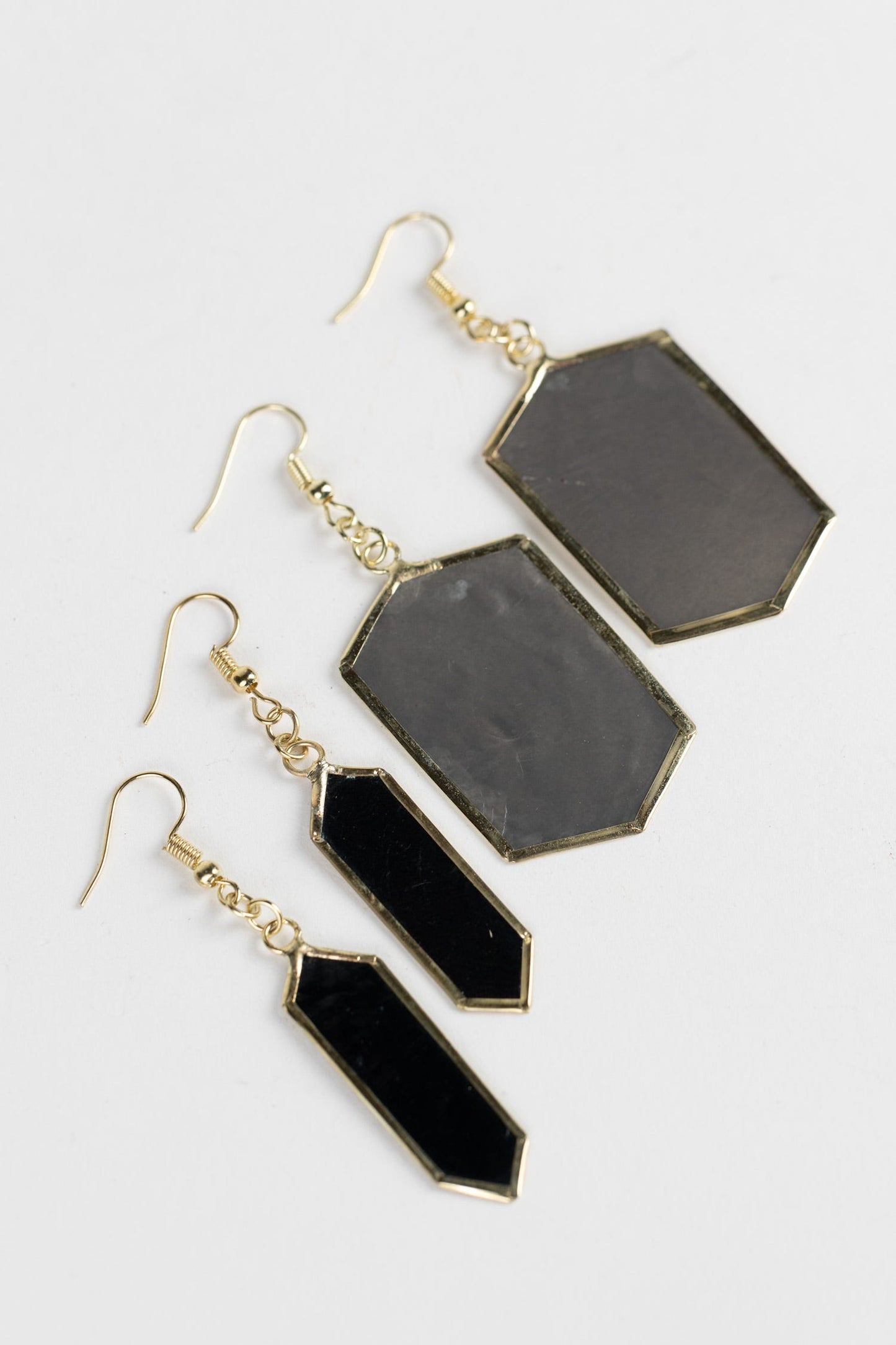 Earrings hexagon nightfall capiz 2.5Lx1W gray/gold