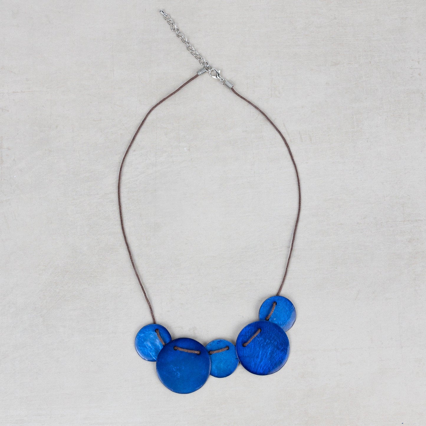 Necklace 5 threaded discs capiz/cord 18L blu/brn