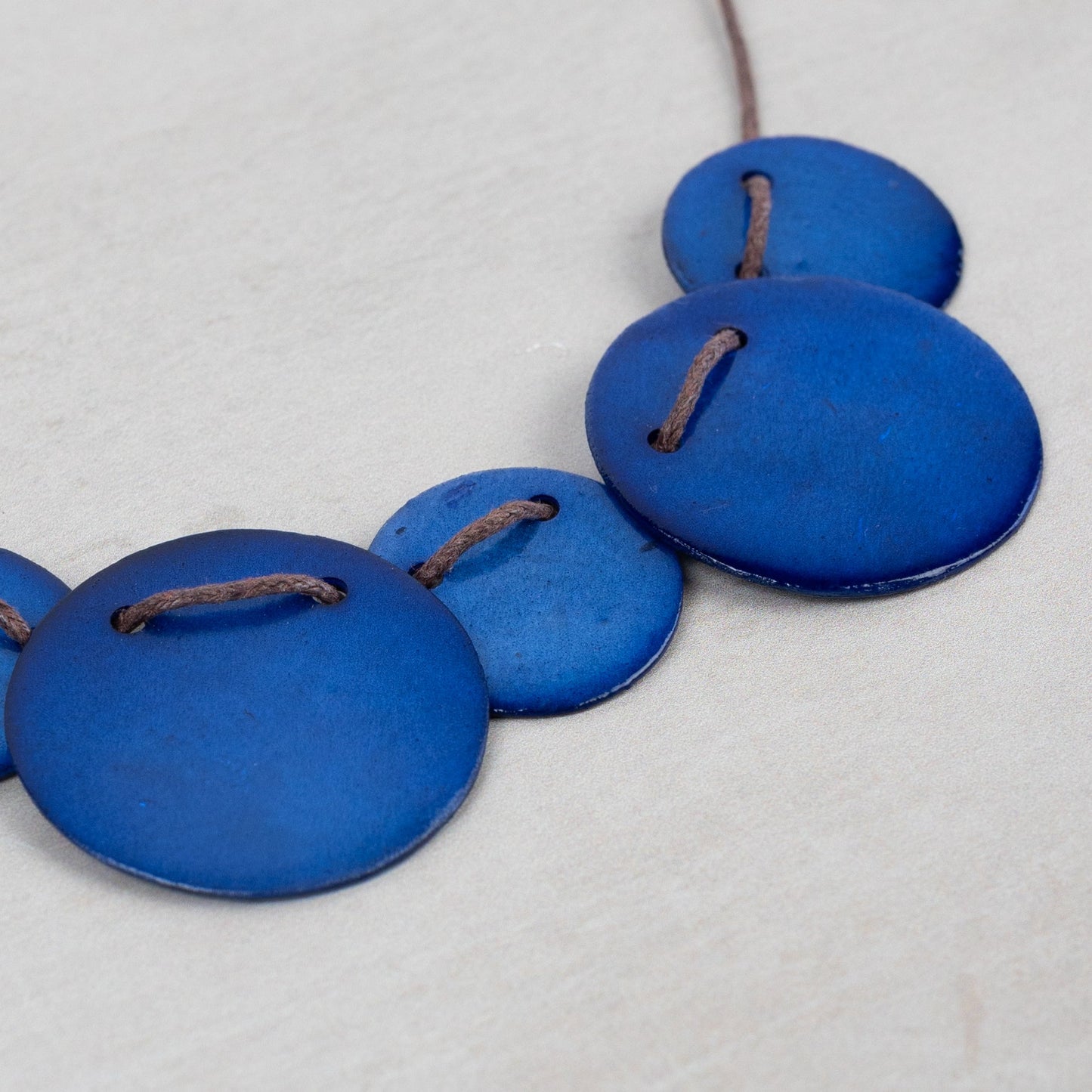 Necklace 5 threaded discs capiz/cord 18L blu/brn