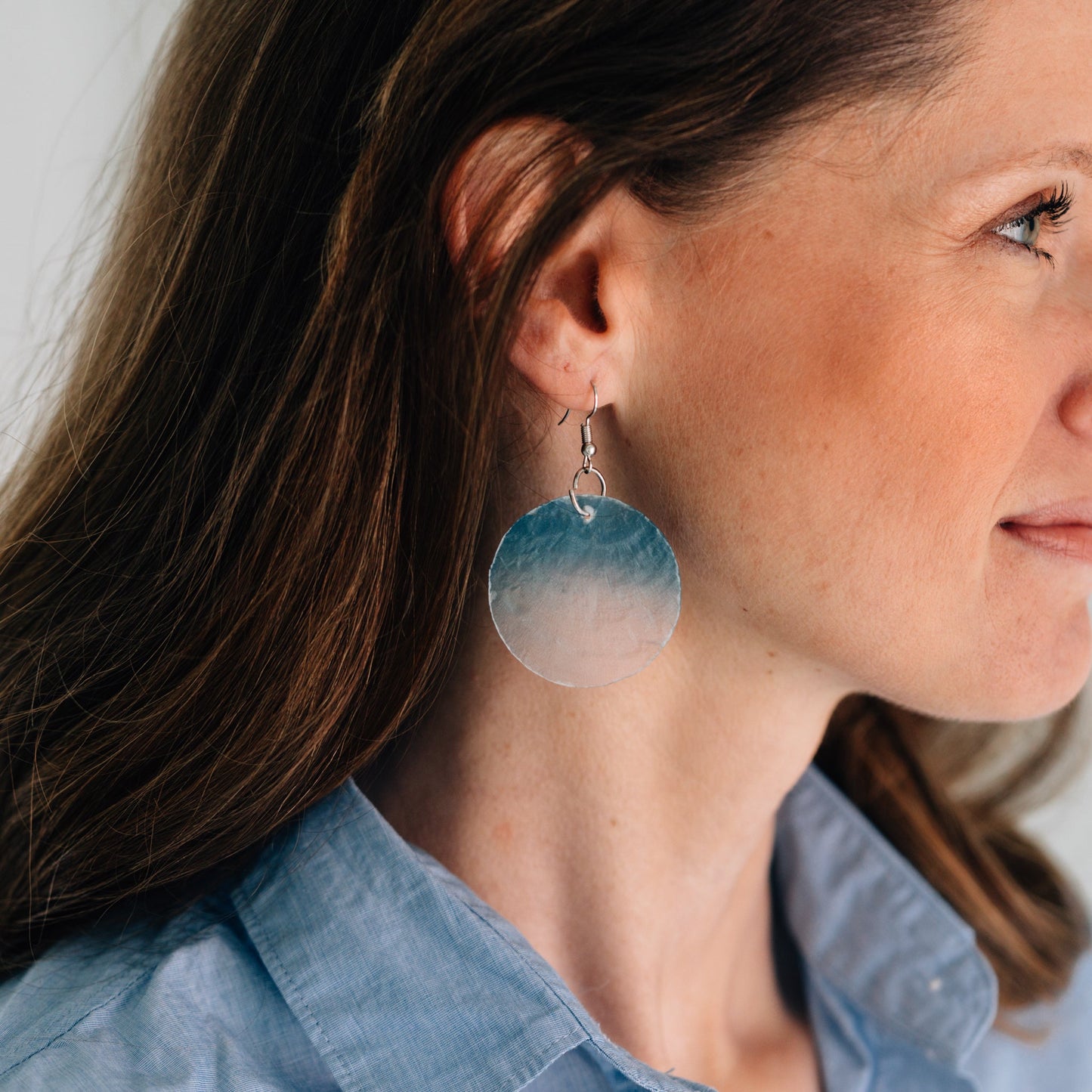 Earrings ombre single disc capiz/mtl 2.25L blu/mat