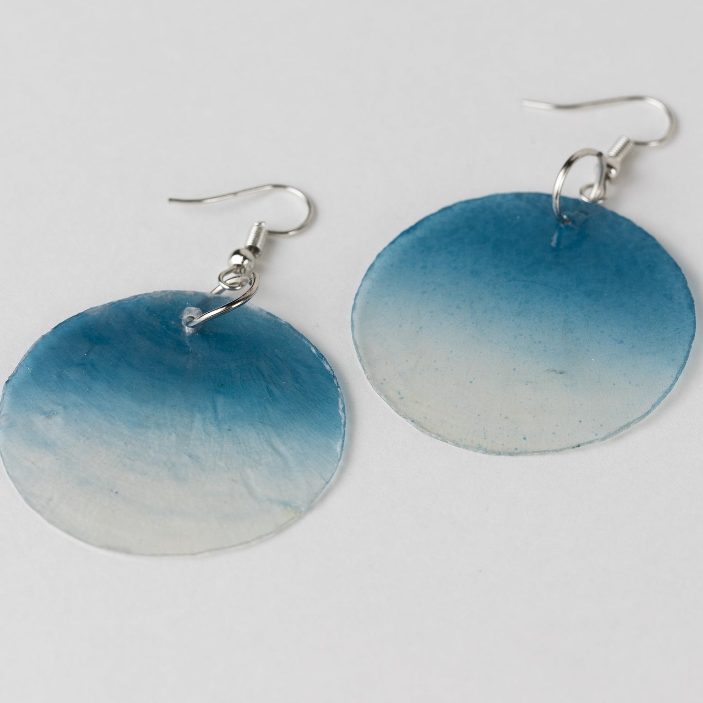 Earrings ombre single disc capiz/mtl 2.25L blu/mat