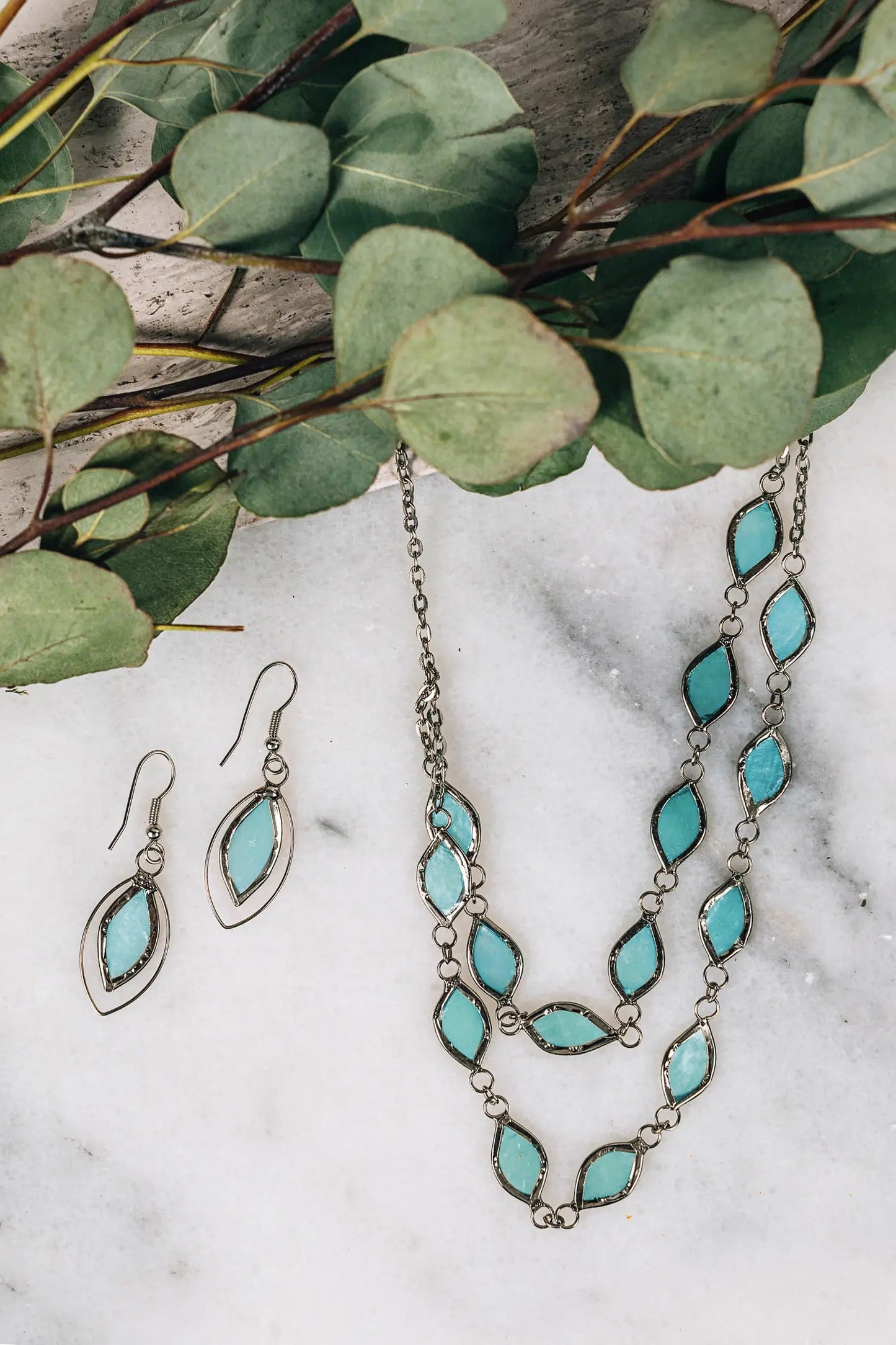 Earrings oval capiz 1.75L pale blue/silver