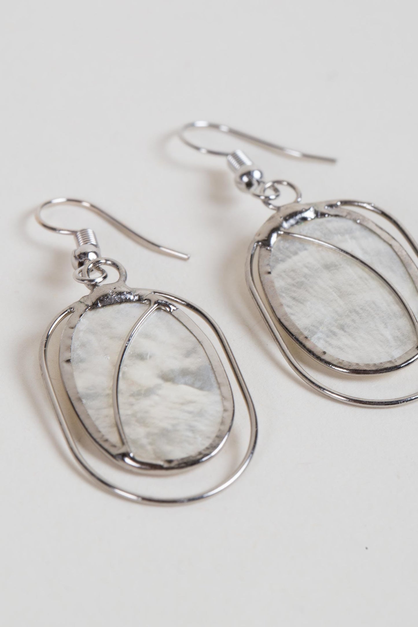 Earrings oval in oval capiz/brass 2L cream/silver