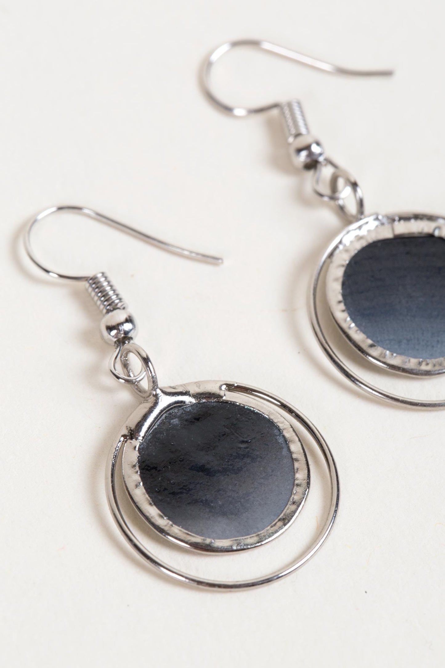 Earrings disc in circle capiz 1.5L gray/silver