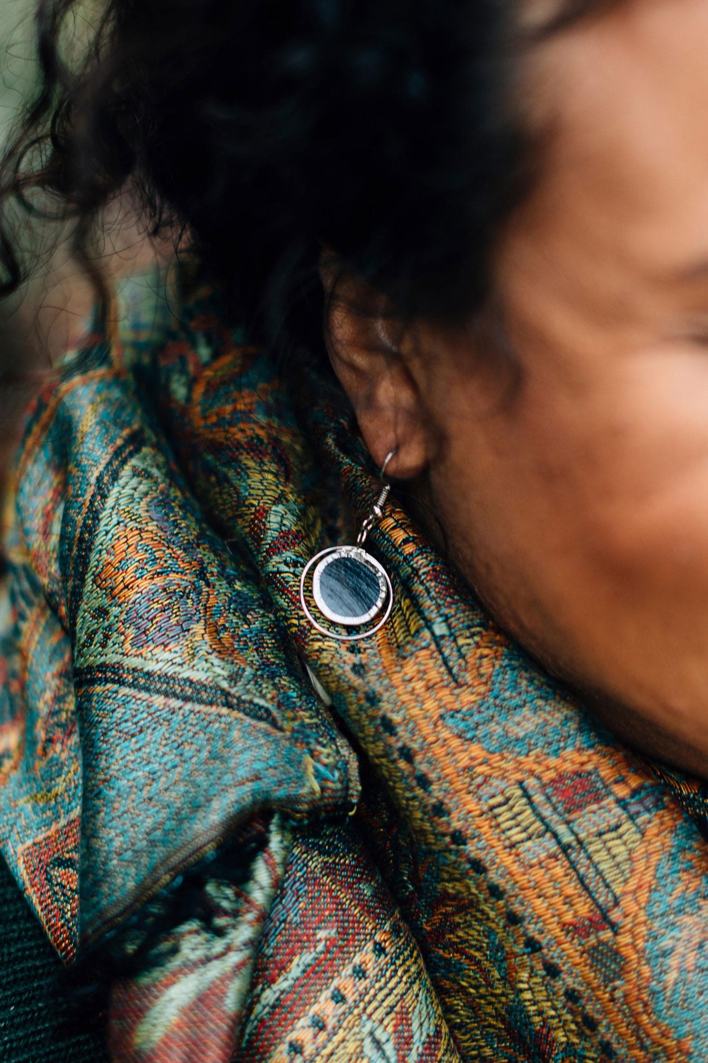 Earrings disc in circle capiz 1.5L gray/silver
