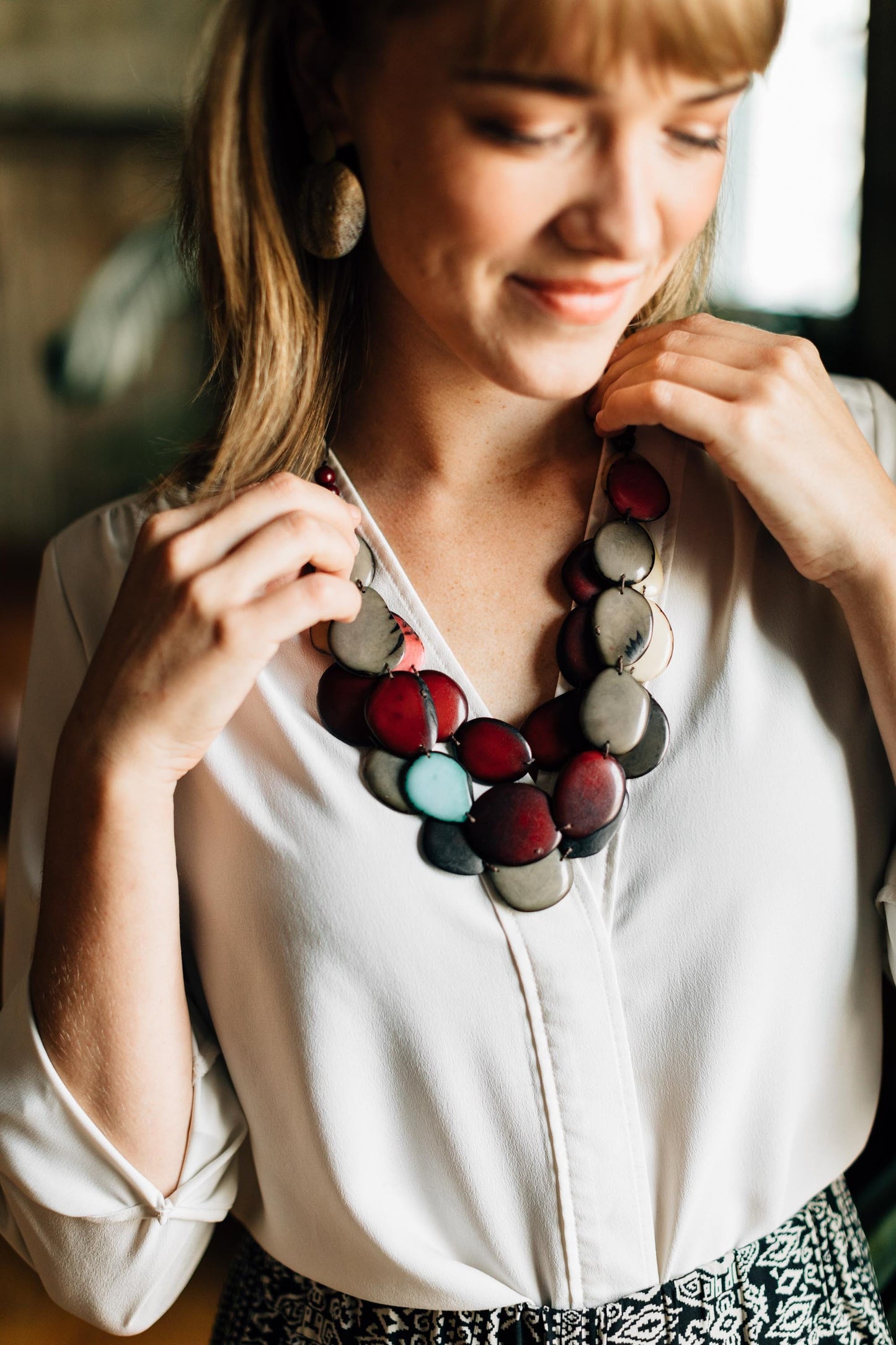 Necklace 3 tier linked tagua/cttn 34L red/brn/teal