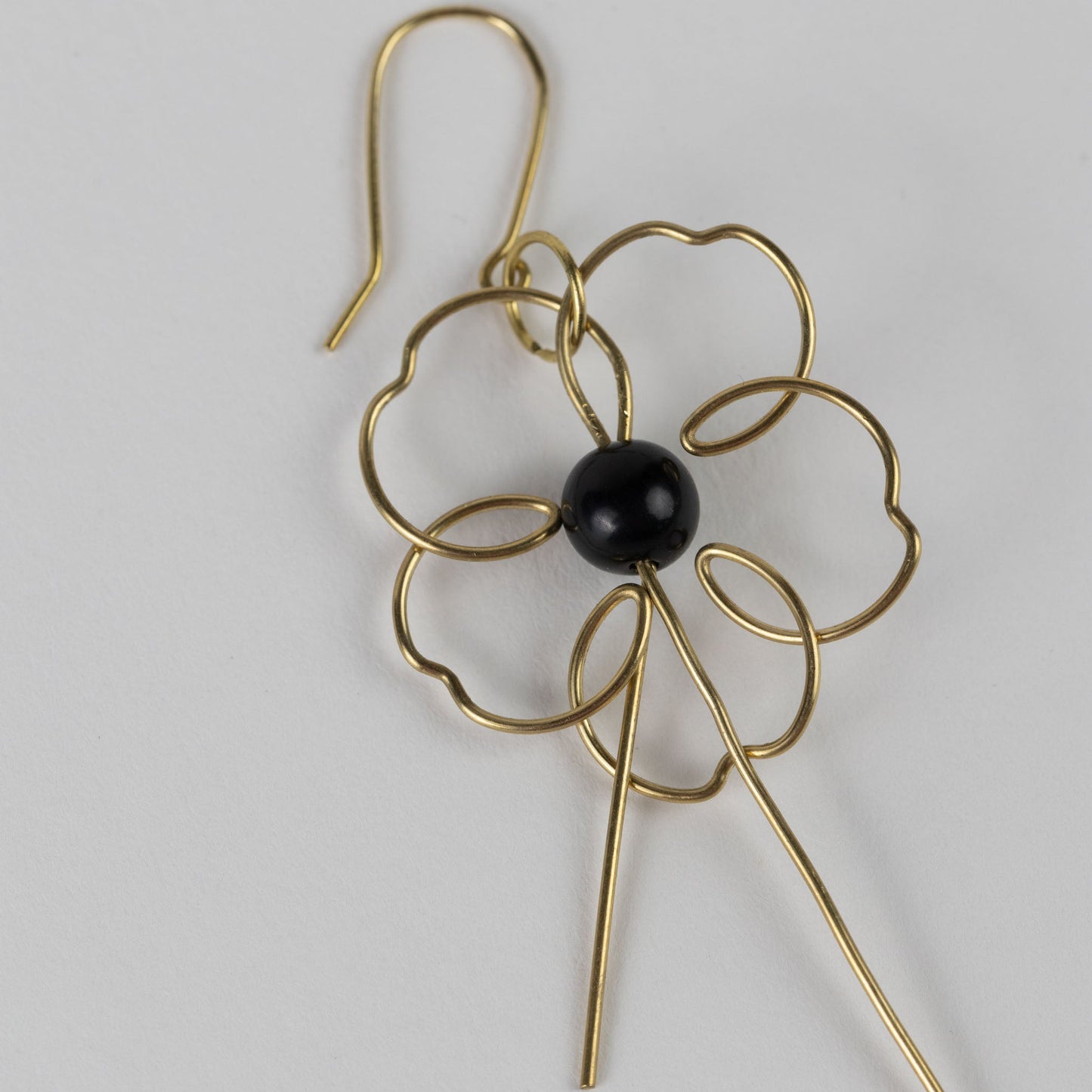 Earrings floral silhouette wire/tagua 3L gold/blk