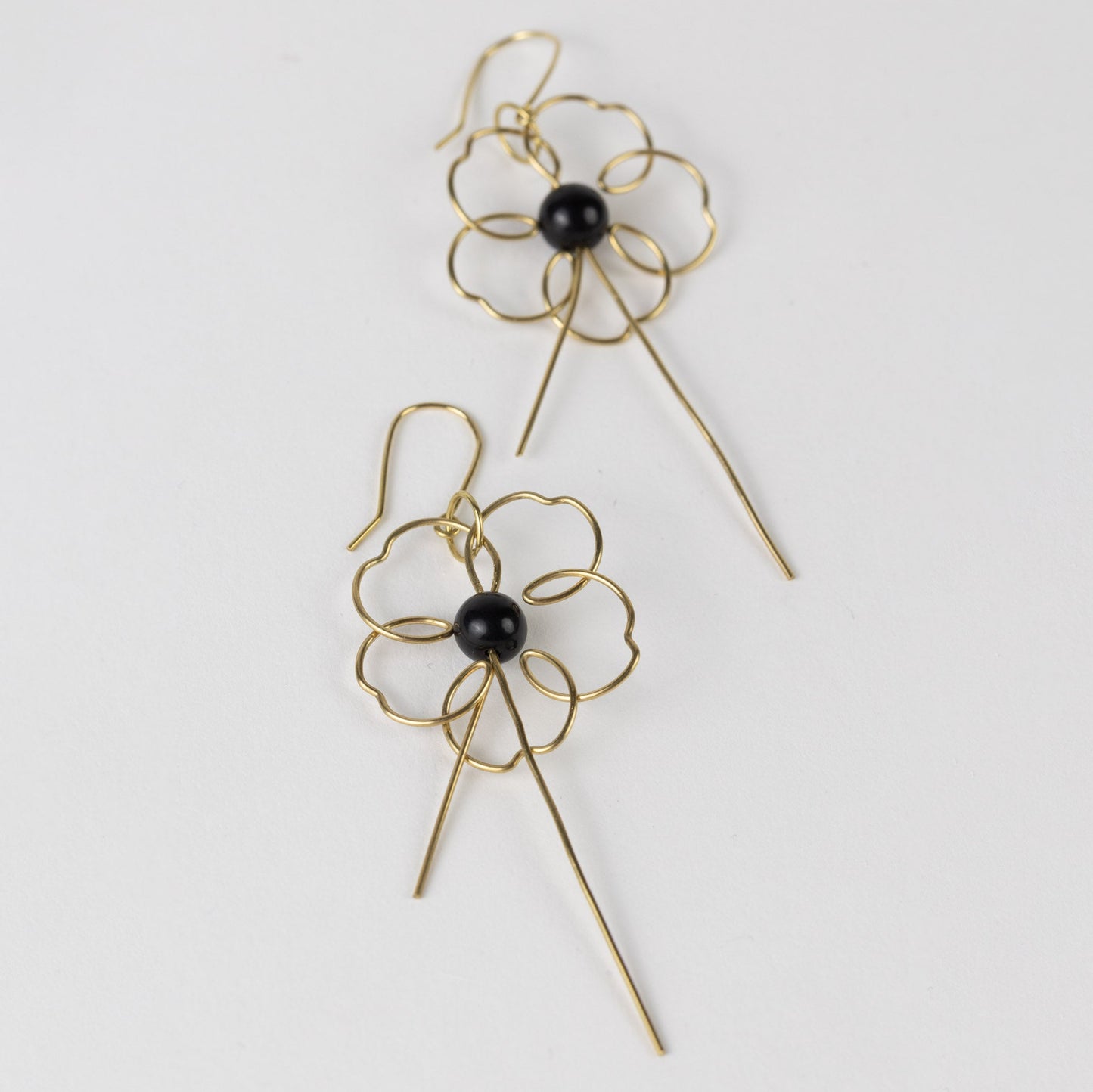 Earrings floral silhouette wire/tagua 3L gold/blk
