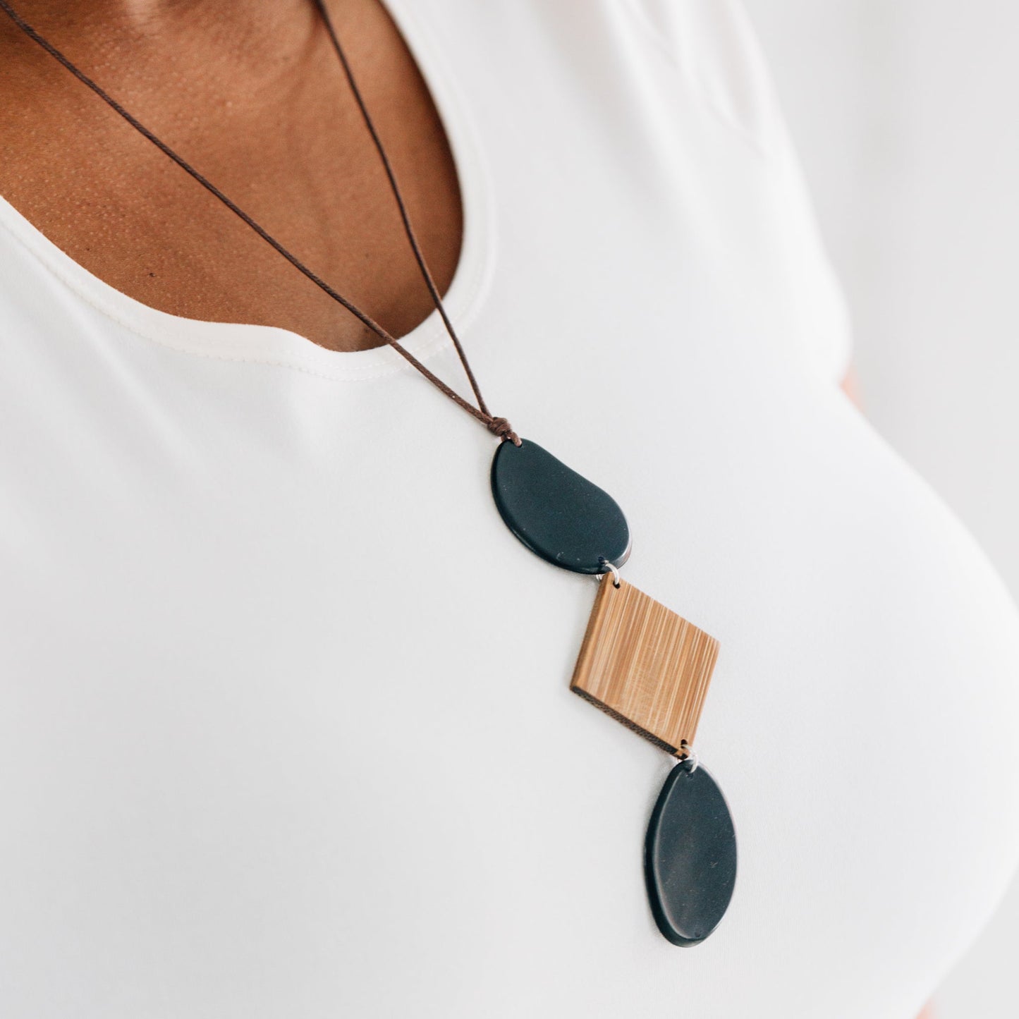 Necklace triple pend tagua/bamboo 15D navy/brown