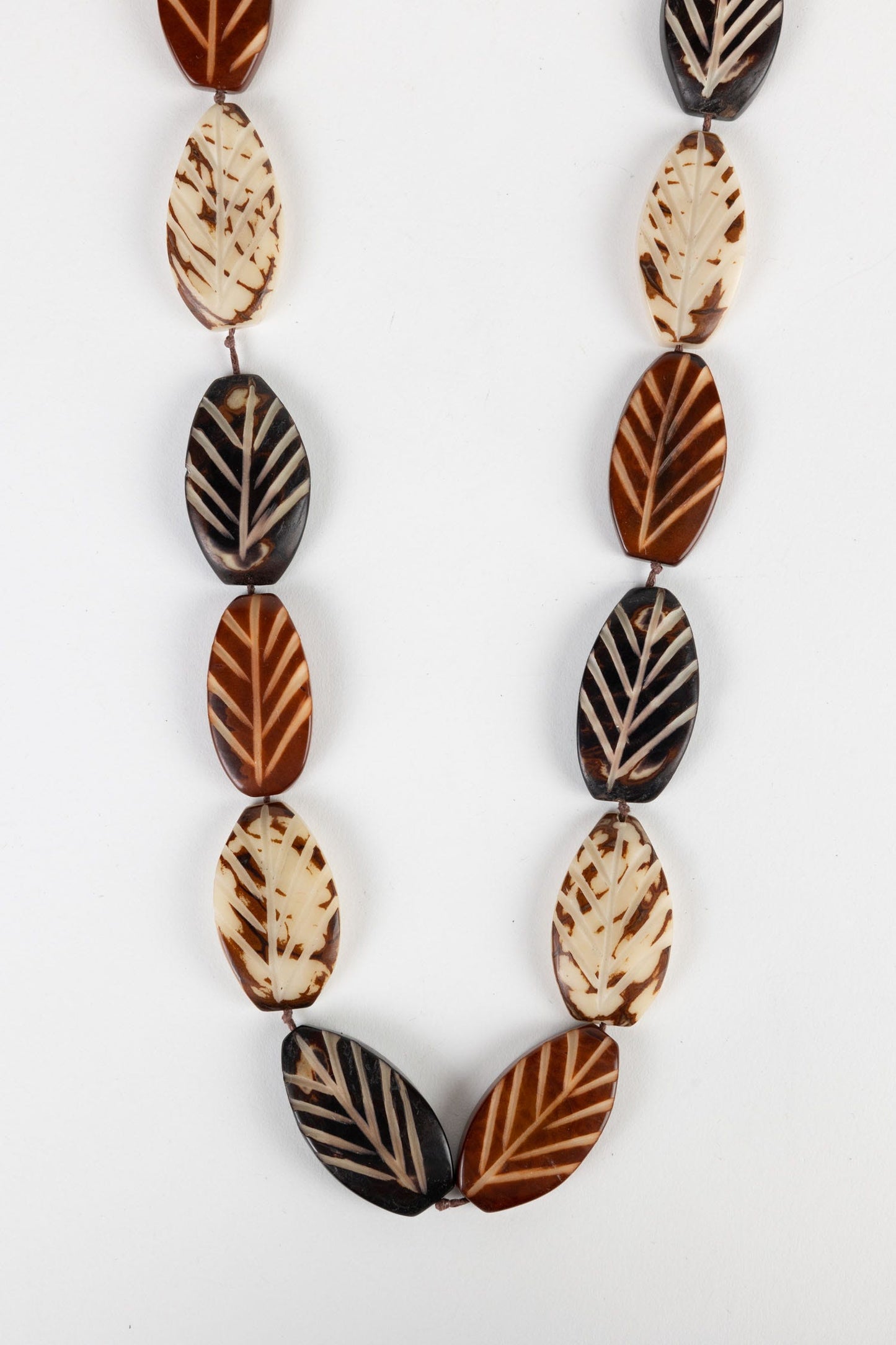 Necklace leaf ovals tagua/leather 32L adj brn/blk