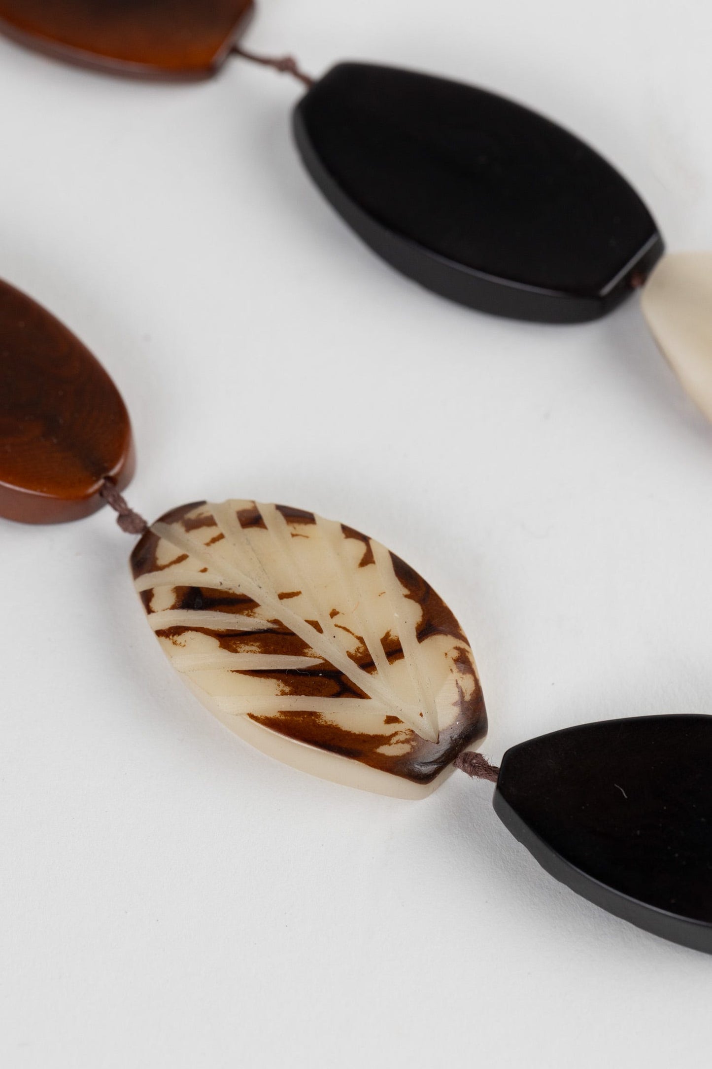 Necklace leaf ovals tagua/leather 32L adj brn/blk