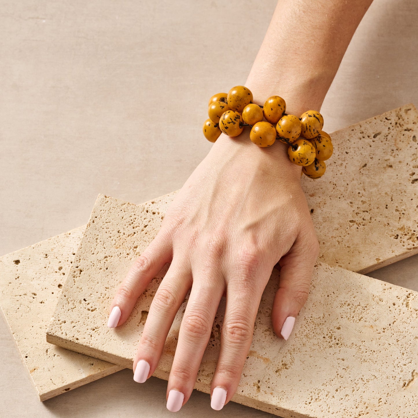 Bracelet large round beads tagua adj yellow/black