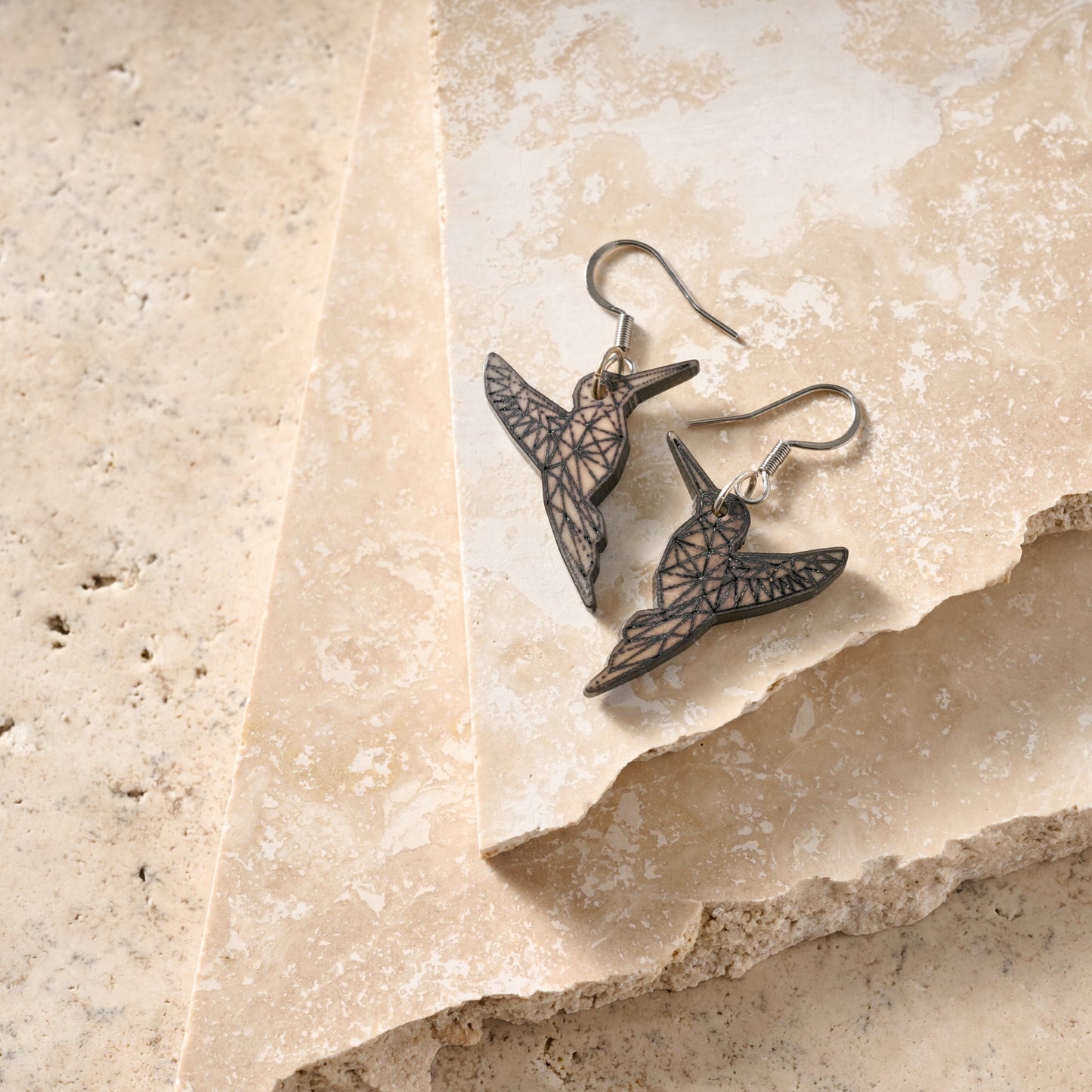 Earrings humming bird tagua/steel 1.5L blk/tan