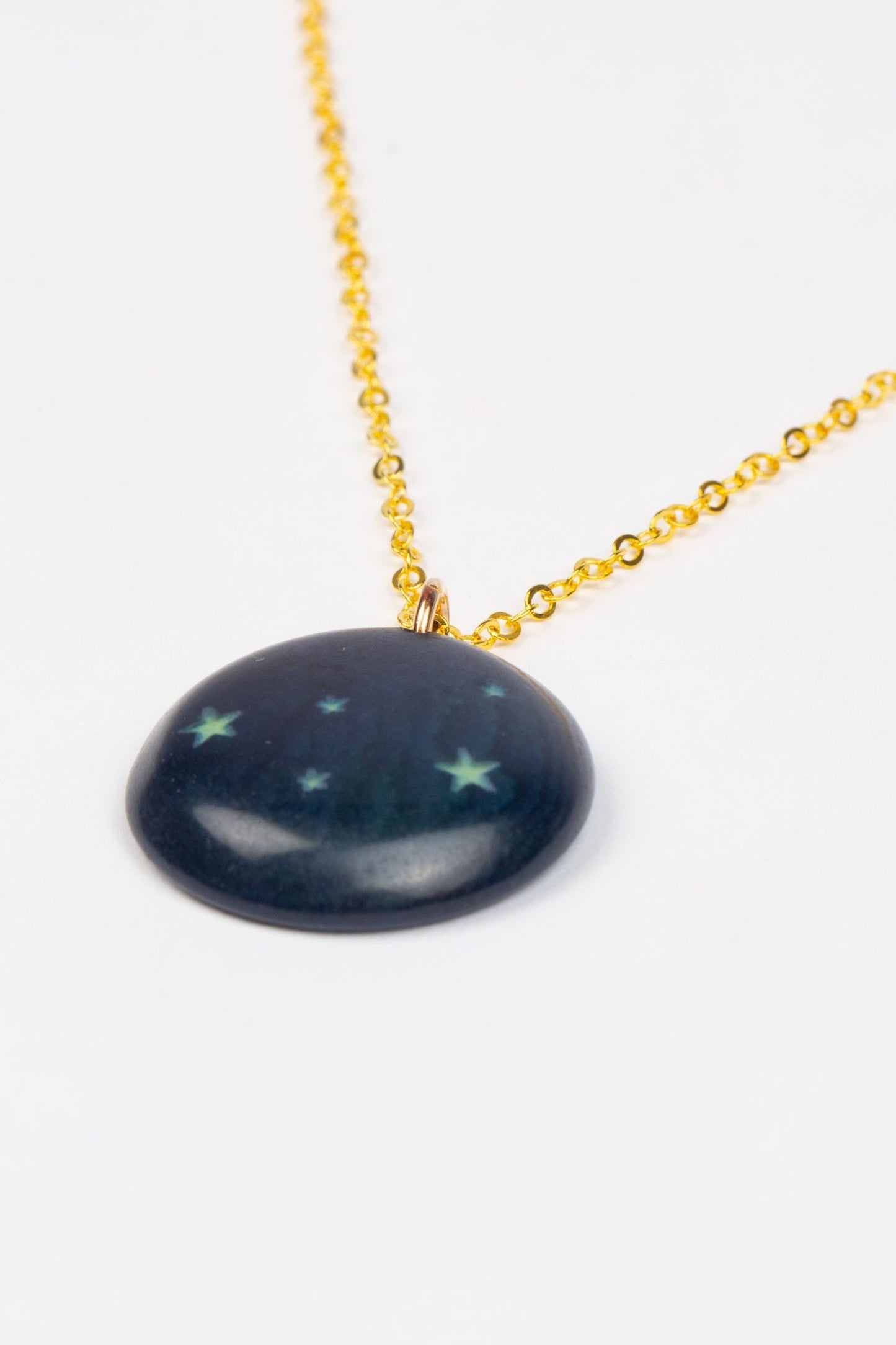 Necklace starry disc pend tagua/chain 16L navy/gld
