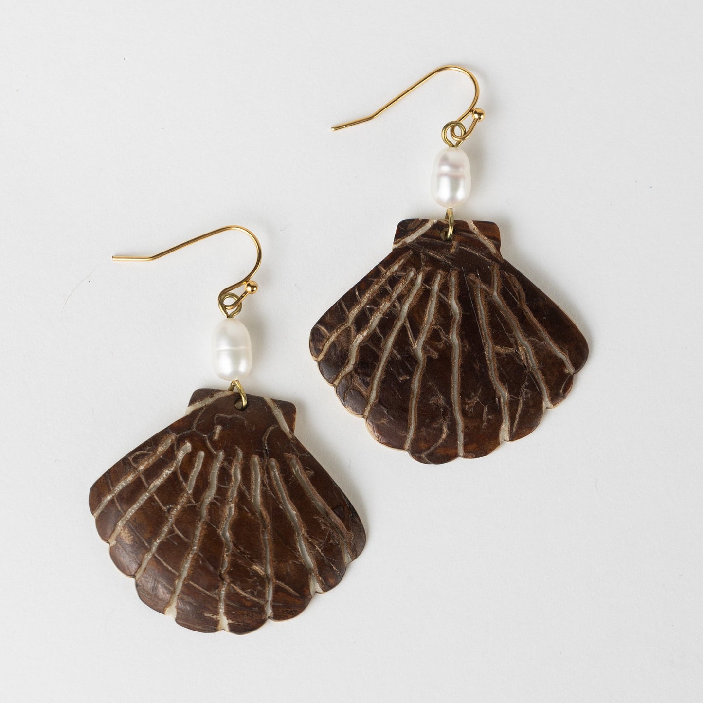 Earrings dangle seashell tagua/nickle 2.5L brn/gld