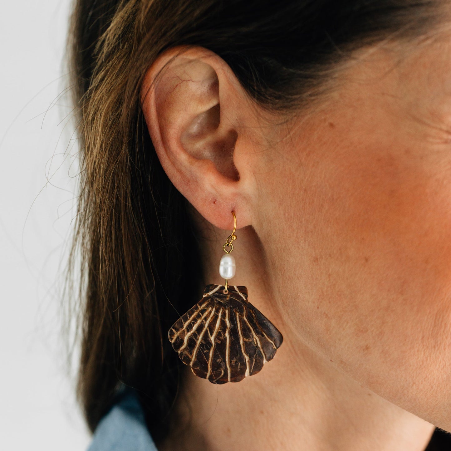 Earrings dangle seashell tagua/nickle 2.5L brn/gld