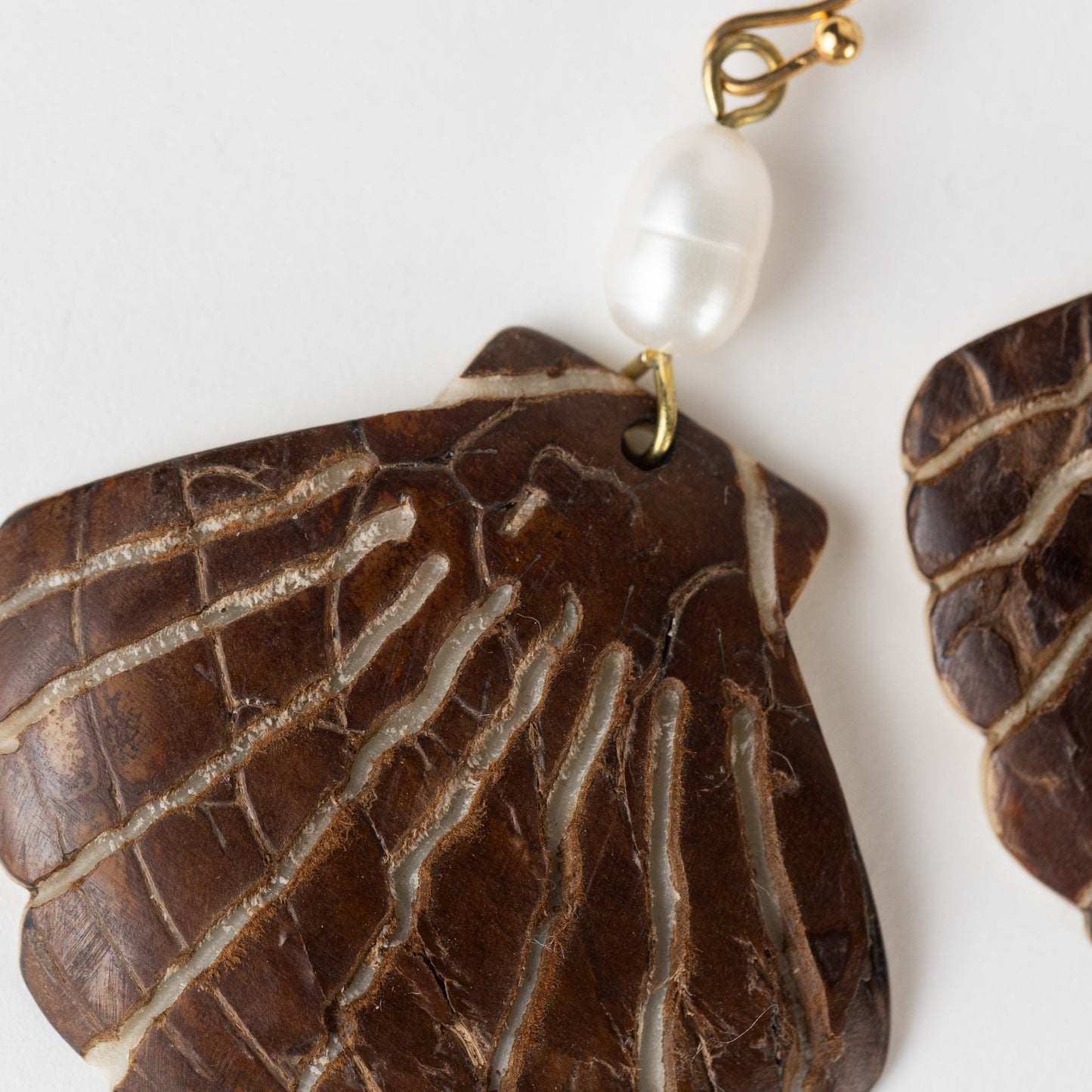 Earrings dangle seashell tagua/nickle 2.5L brn/gld