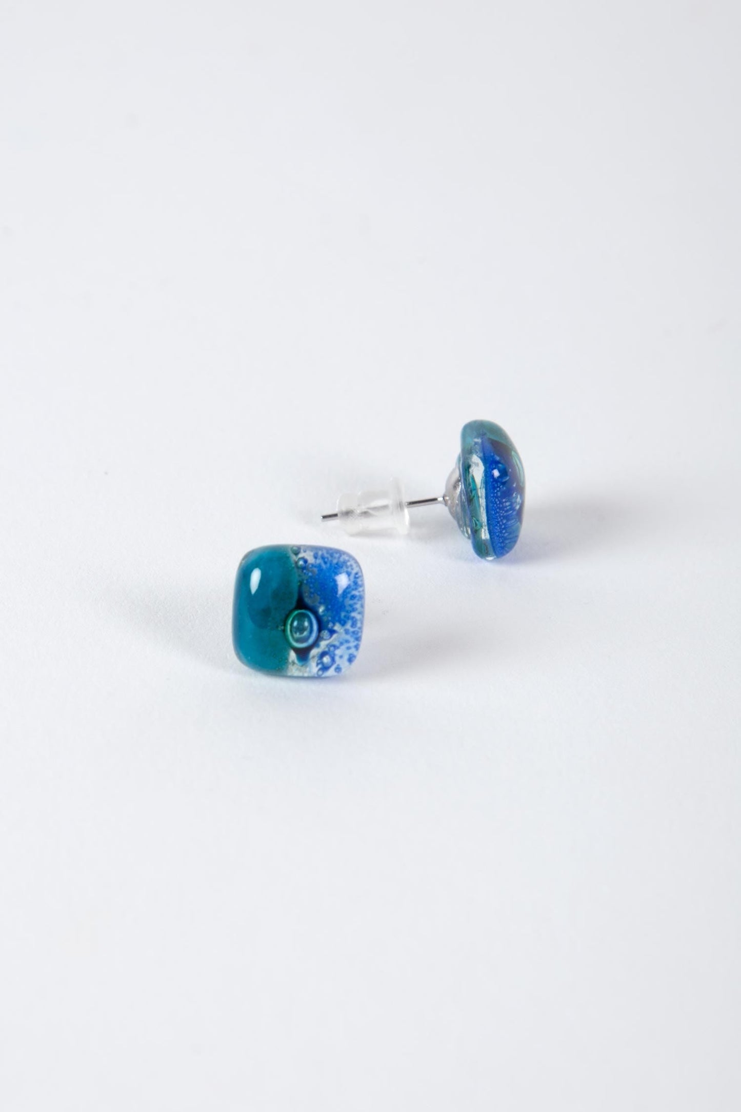 Earrings post glass .5sq asst blu/grn