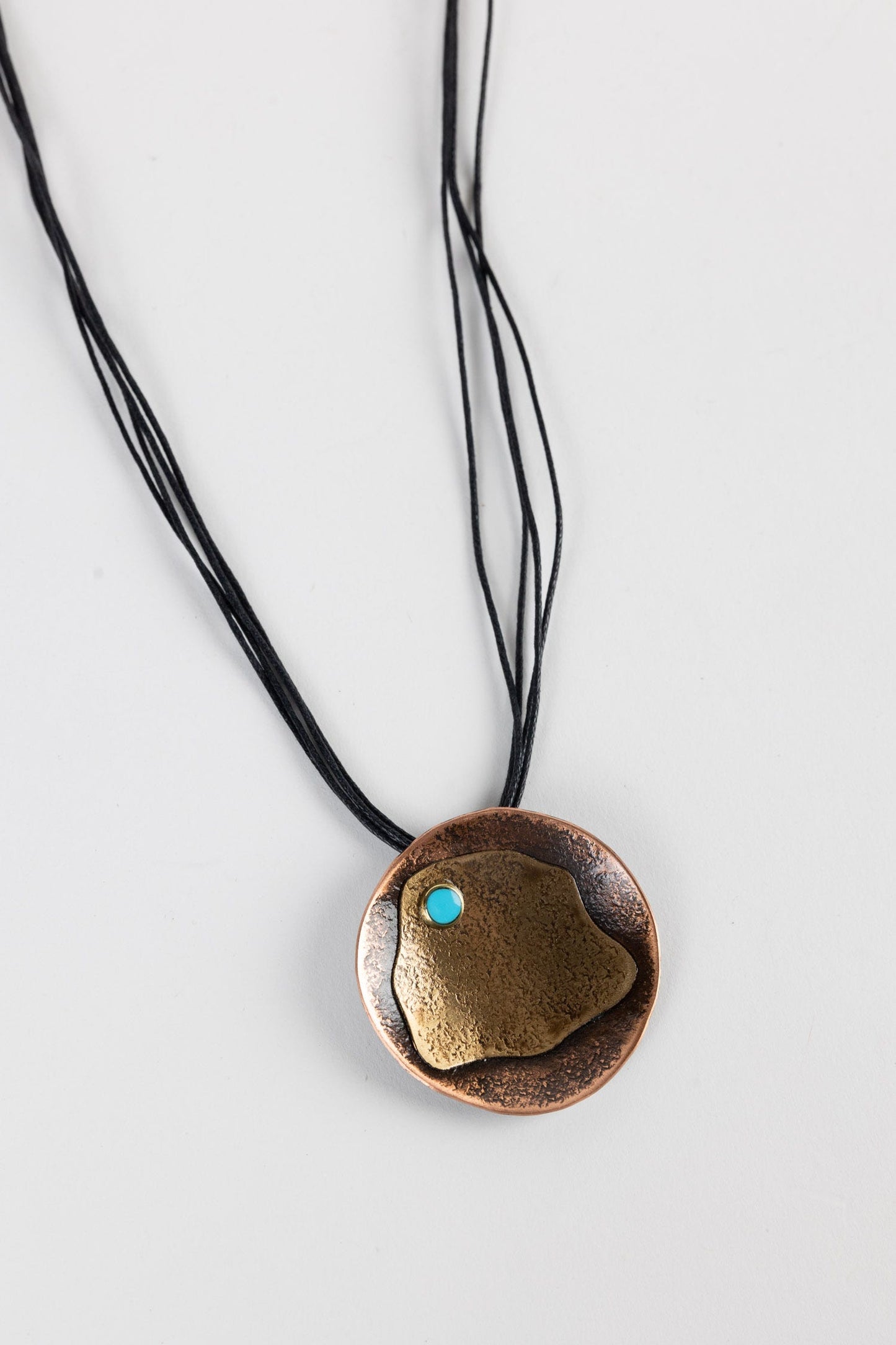 Necklace disc/dot hammered cppr/cord 1.8D cppr/blu