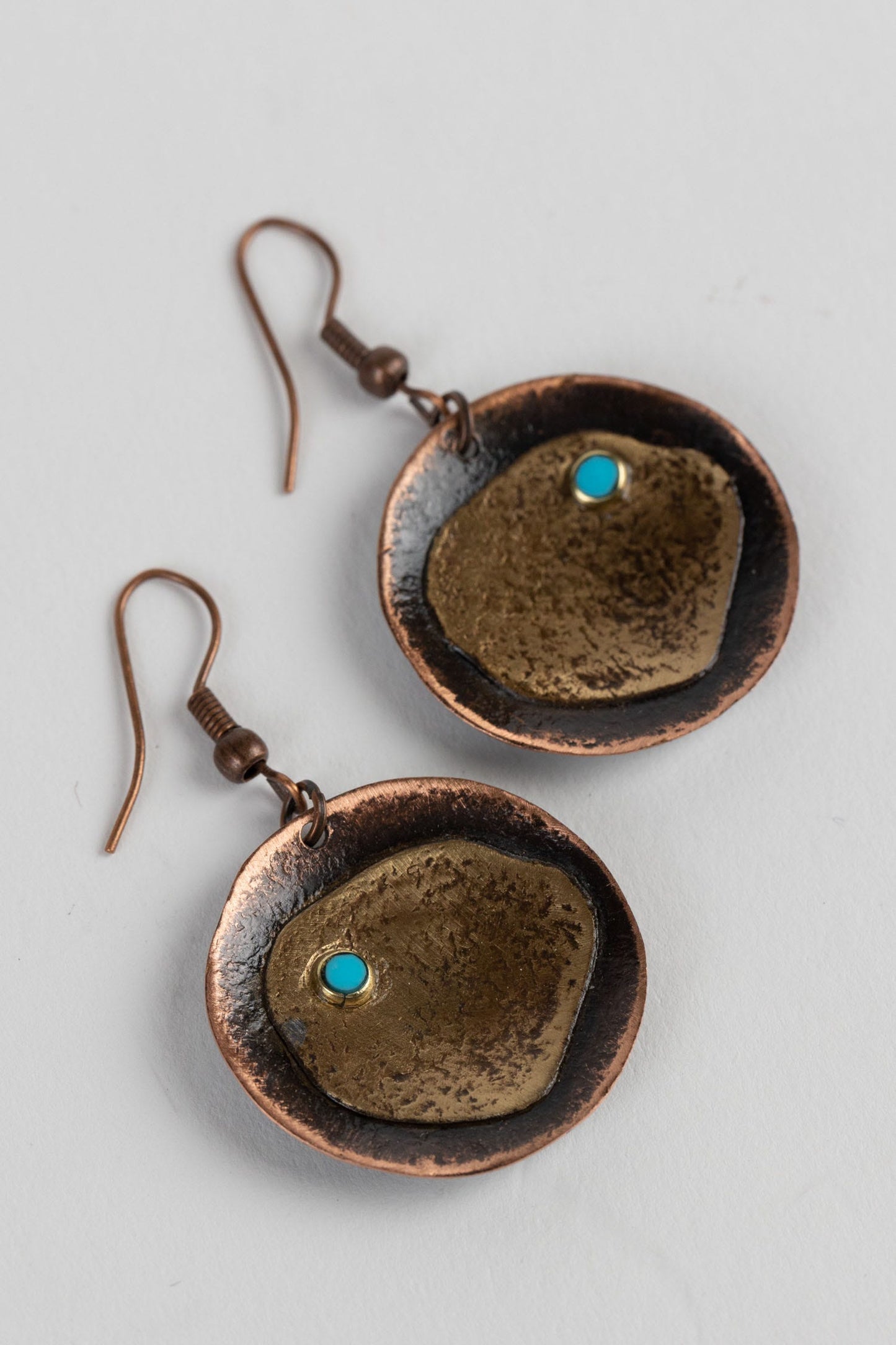 Earrings disc/dot hammered cppr 1Dx1.75L cppr/blu