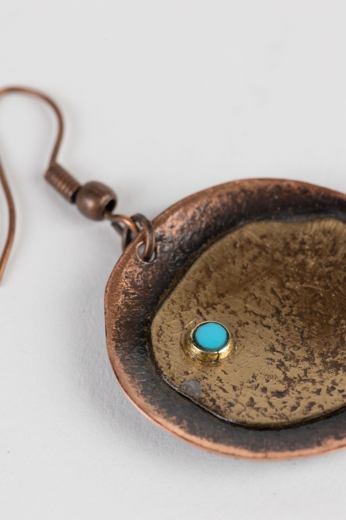 Earrings disc/dot hammered cppr 1Dx1.75L cppr/blu