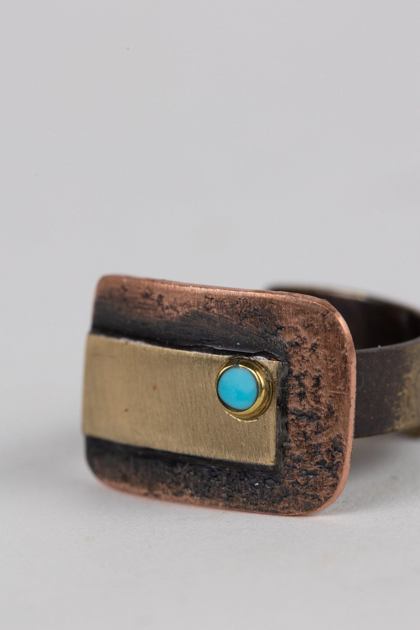 Ring cuff rect/dot hammered cppr .75L cppr/blu