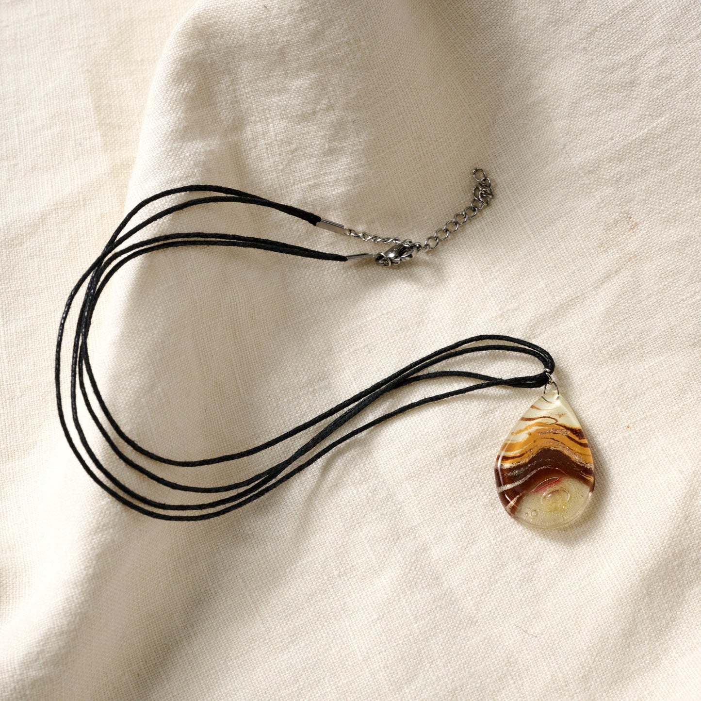 Necklace teardrop fused glass/cttn 18L rd/tan/blk