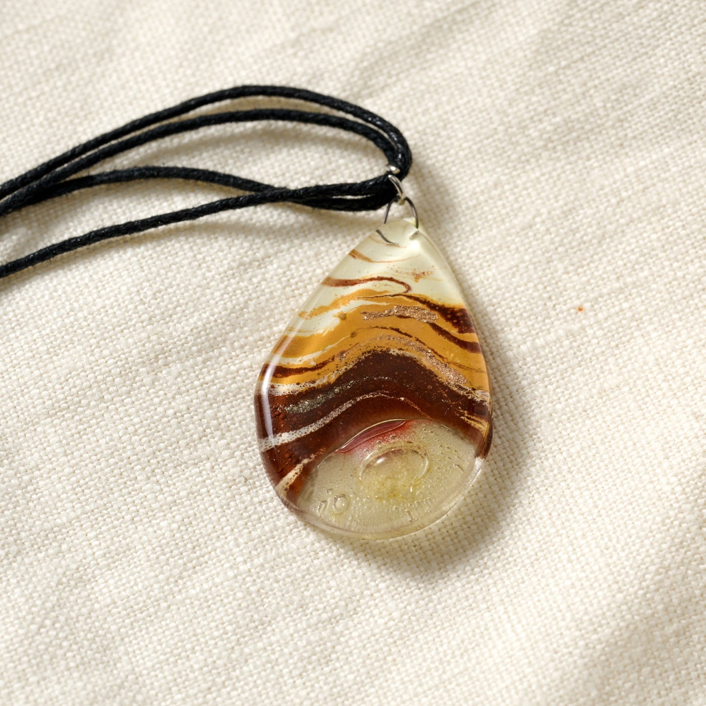 Necklace teardrop fused glass/cttn 18L rd/tan/blk